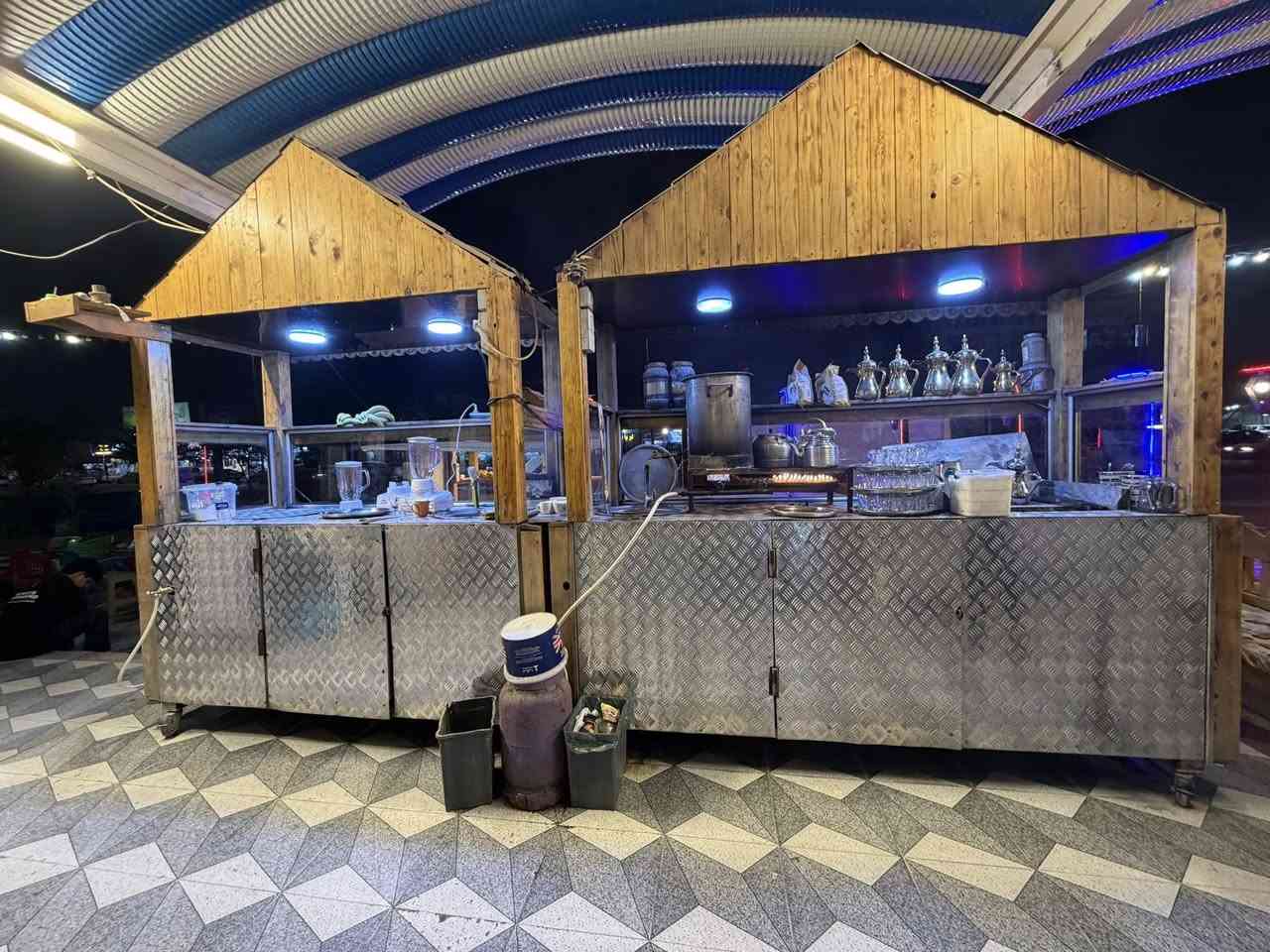 سلام عليكم  ميوزه البيع ميز الشاي قياسه مترين ونصف وميز العصير قياسه مترين المكان نجف للاستفسار على هذا الرقم ***********
