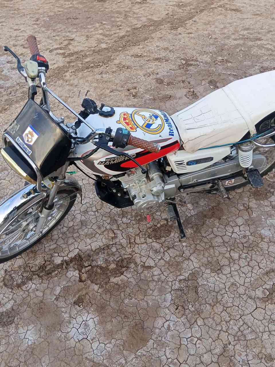 دراجه البيع سيفان موديل 25 وراق سكنر سعر 550 وبيها مجال الاستفسار *********** الخاص مفتوحه
