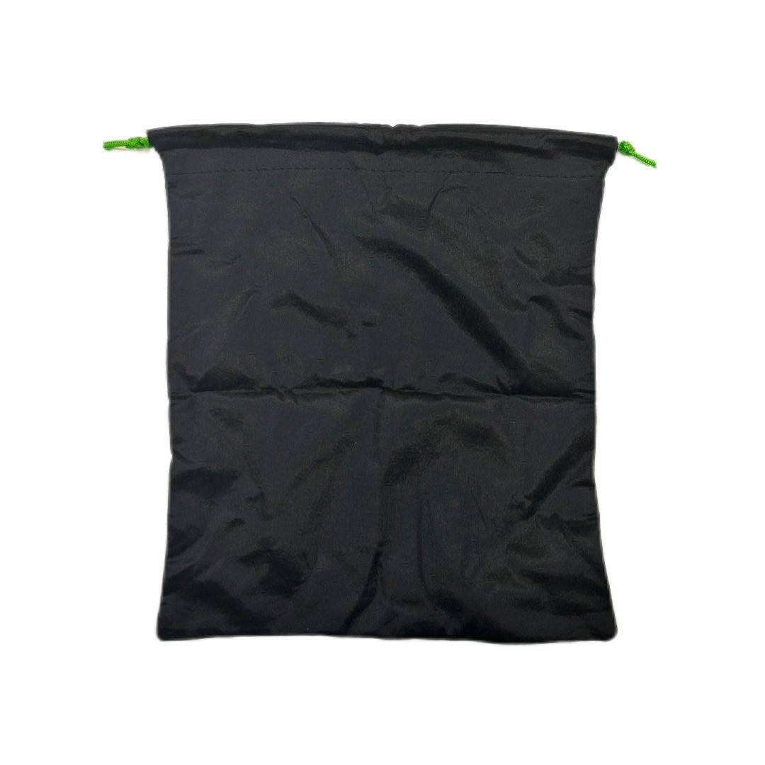 تجمع بين الأداء العالي والراحة الفائقة، مع صوت محيطي دقيق وميكروفون احترافي لتجربة لعب مميزة 

مثالية للألعاب التنافسية (Esports) مع صوت محيطي 7.1 لموقعية دقيقة.

للتواصل الواضح مع الفريق عبر مايكروفون HyperClear Cardioid.

مناسبة للاستماع للموسيقى ومشاهدة الأفلام بجودة صوتية نقية.

متوافقة مع أجهزة الكمبيوتر، البلايستيشن، الإكس بوكس، النينتندو سويتش، والهواتف الذكية.

المشغلات: Razer™ TriForce 50mm Drivers – صوت عالي الجودة مع توازن في الترددات.

المايكروفون: Razer™ HyperClear Cardioid Mic – يلتقط الصوت بوضوح ويقلل الضوضاء الجانبية.

عزل الضوضاء: Passive Noise Cancellation – تركيز كامل بدون إزعاج خارجي.

تصميم خفيف الوزن: 240 غرام فقط مع وسائد أذن من الميموري فوم لراحة طويلة.

الصوت المحيطي: 7.1 Surround Sound (متاح على Windows 10 64-bit) لتحديد موقع الأصوات بدقة.

التوافق : PC, Mac, PlayStation 4, Xbox One, Nintendo Switch, Smartphone عبر منفذ 3.5mm والهاتف

 استجابة التردد: 12Hz – 28kHz
 المعاوقة: 32Ω @ 1kHz
الحساسية: 100dBSPL/mW
 طول الكابل: 1.3 متر
 قطر وسادة الأذن الداخلية: 63mm x 43mm

محتويات العلبة:
– سماعة Razer BlackShark V2 X
– كابل تقسيم للصوت/المايك
السعر 39 و التوصيل مجاني
التواصل واتساب
***********
