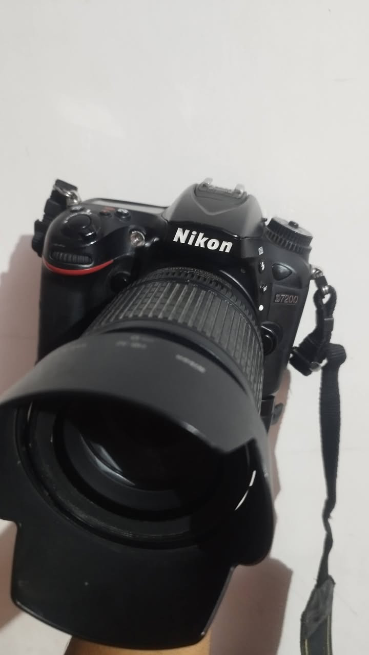 هذه كاميرا Nikon D7200 الرقمية ذات العدسة الأحادية العاكسة (DSLR).
تتميز الكاميرا بدقة 24 ميجابكسل لتصوير صور عالية الجودة.

تتضمن الكاميرا تقنيات اتصال WiFi و NFC لنقل الصور بسهولة. 

تأتي هذه الكاميرا مزودة بعدسة، وقد تختلف مواصفاتها بناءً على الحزمة (مثل عدسة AF-S 18-140mm). [1, 2]

المكن  نجف الحيره السعر900بيه مجال


**إذا كنت صاحب هذا الإعلان وتريد حذفه لأي سبب، رجاءا أرسل رسالة إلى الدعم الفني**