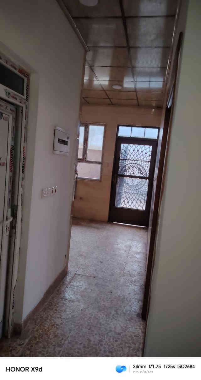 بيت الايجار حي عدن قرب جامع الروف غرفتين نوم استقبال مطبخ و صحيات / البيت 100متر /  السعر 300/  ***********/  ***********/ مكتب تاج الملوك
