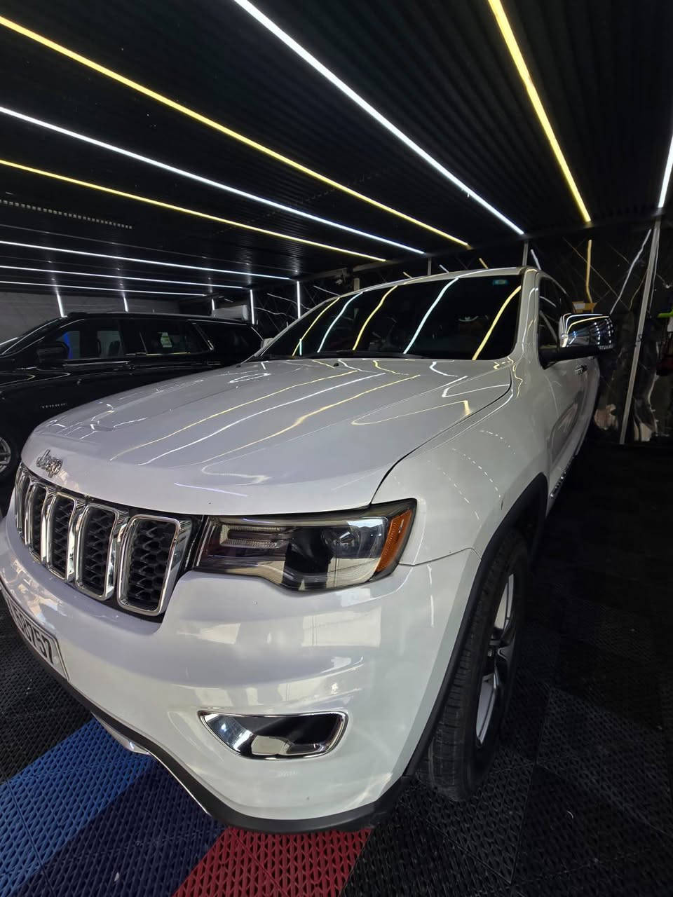 سلام وعليكم جيب
كراند شيروكي للبيع 
وارد امريكي 
حادثهة موضح بلصور 
موديل 2022 فول مواصفات 1/1 
السعر 226$ وبيهة مجال
الرقم ***********
