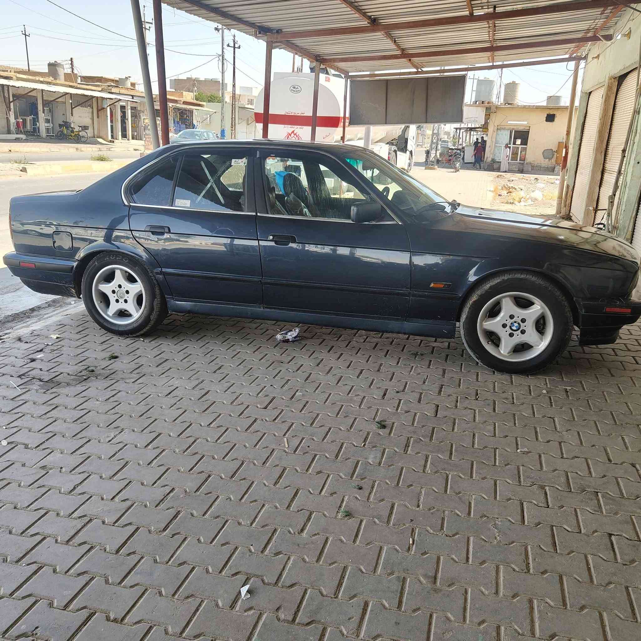 سياره للبيع بي ام 525 محرك وكير شرط تخم تاير جديد صدر زين سنويه جديده تبريد ثلج كهربائيات كلها شغال سعرها 38 وبه مجال قليل شراي يتصل ***********
