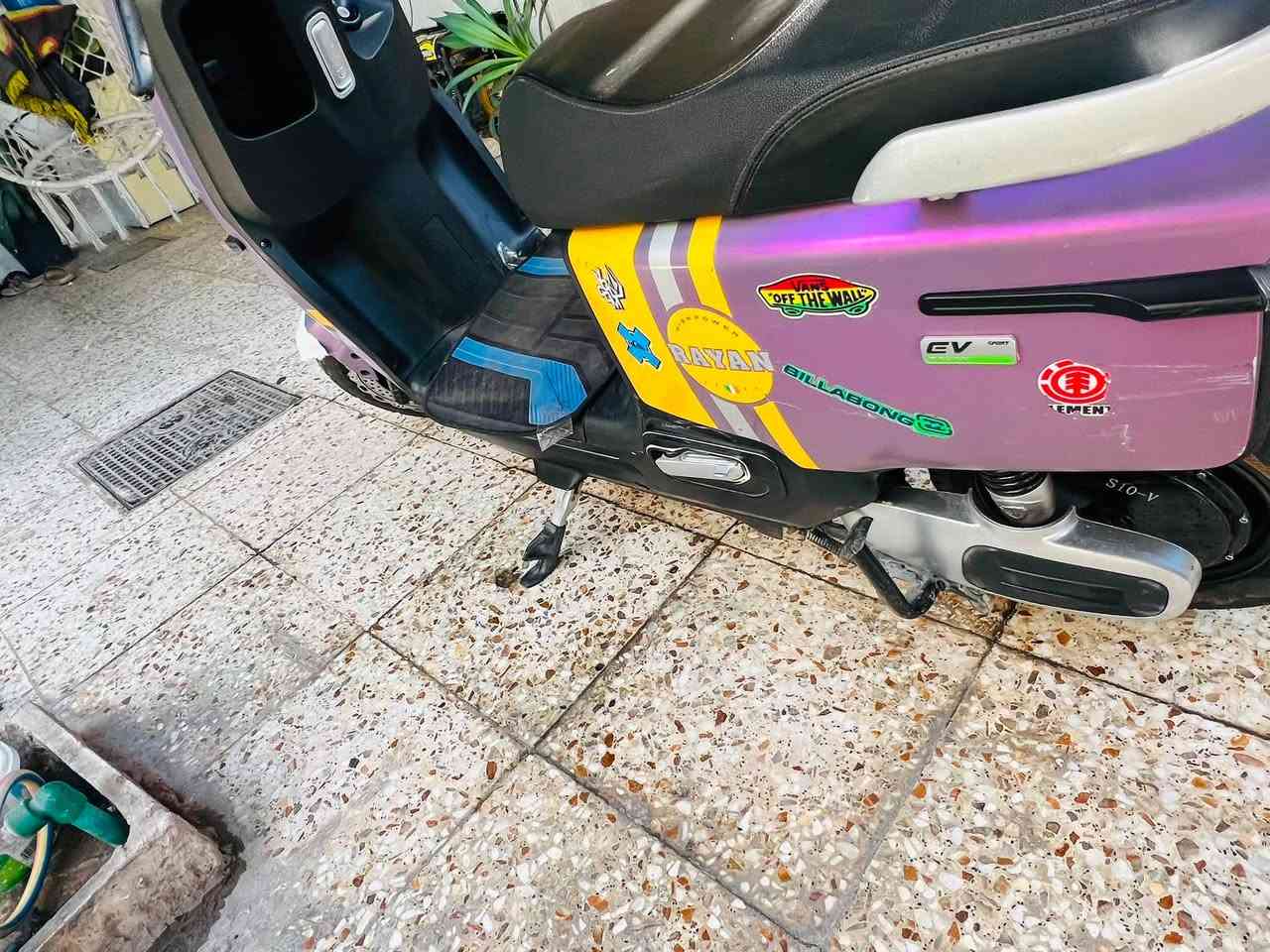 السلام عليكم 
دراجه ريان للبيع 
6 بطاريات 🔋 عل فحص 
دراجه نضيفه 
لو بنفسجي 
نظام تثبيت سرعه
دراجه بيه 3سرع وياه سويج او بصمه 
السعر 600 او بيها مجال 
المكان بغداد حي العامل 
الرقم ***********
