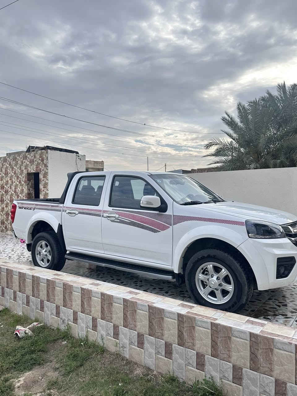 كريت ويل 2025 للبيع
سلام عليكم كريت ول للبيع الشكل الجديد
ماشية ٣٣ الف بعدهي السياره بتارب المعرض
سياره باسمي تحويل ثاني يوم

♦️المواصفات

بيك أب Great Wall Wingle
 • النوع: بيك أب (حوض)
 • الموديل: (2025)
 • المحرك: 2.4 بنزين / ￼
 • عدد السلندر: 4 سلندر  ￼
 • القير: عادي (5 سرعات)  ￼
 • الدفع: خلفي / ￼
 • عدد الركاب: 5 ركاب  ￼

 خزان الوقود: 70 لتر  ￼

⸻

👍 المميزات
      ١- زيت المحرك وكالة مال شركة مع وجود الوصولات
 • حوض واسع مناسب للتحميل
 • اقتصادية بالصيانة
 • قطع غيار متوفرة
 • مناسبة للطرق الترابية والسفر
 • ارتفاع جيد عن الأرض

♦️♦️ السعر (١٥٣) ورقة وبيها مجال العنوان واسط / الموفقية 
***********

📝ملاحظات( يوجد تكحيل خفيف في باب البدي بسبب حبل سفيفه)
