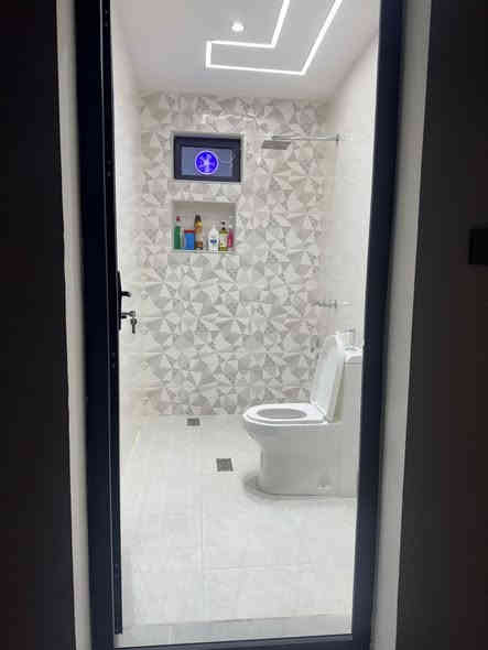 دار للبيع مساحه 100م واجهة 6 وربع نزال 16 طابقين يحتوي البيت على مطبخ استقبال هول غرفه صحيات الطابق الثاني غرفتين  نوم وصحيات بيت بناء جديد المكان البوعيثه  مجمع العدل الاول قرب جامع كامل عبود  للاستفسار ***********
