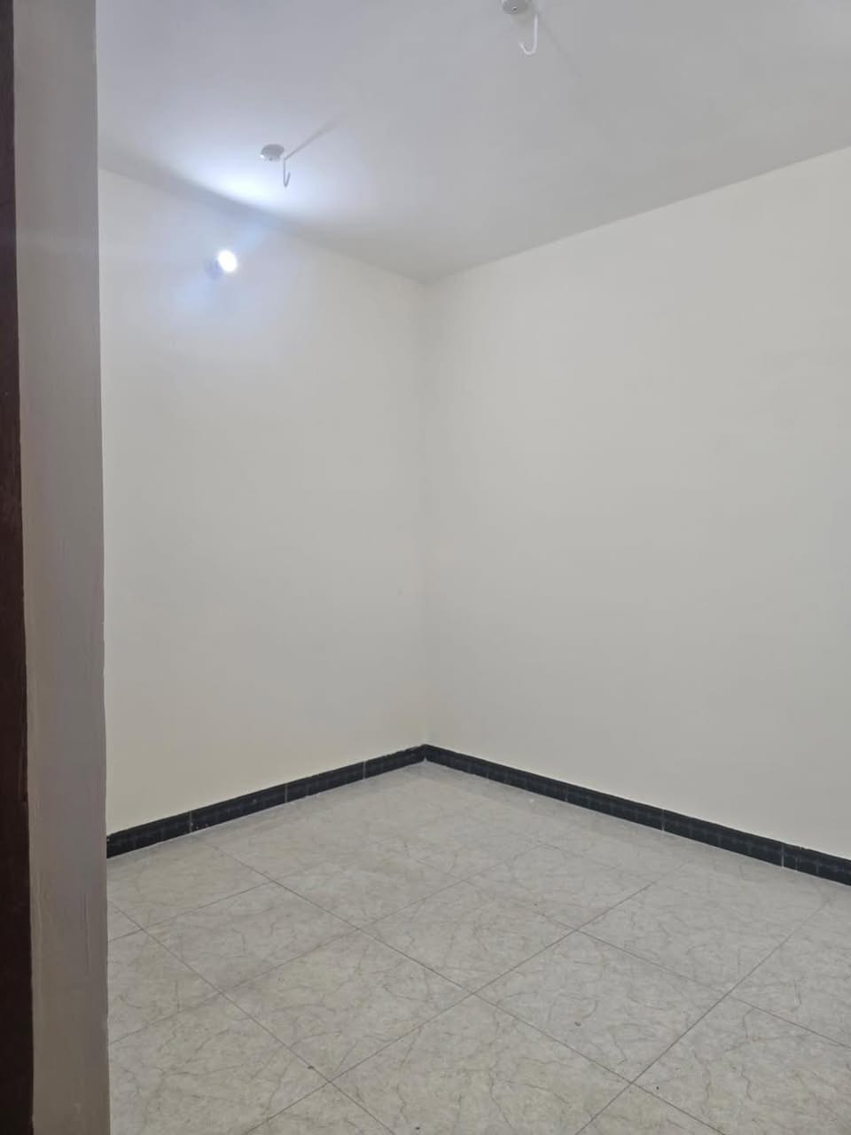 دار بناء حديث ( ركن)  للبيع 
حي العروبه الثانيه شارع مياه الروافد 
3 طوابق كونكريت مسلح 
_________________________
المساحه / 100 متر  ركن 
الواجهه / 10 متر
_________________________
الدار عباره عن دارين مفصولات 
محتويات الدار 
غرفه نوم/ صاله/ استقبال/ مطبخ/ مجموعتين صحيه/ منور / طارمه 

الطابق الثاني 
غرفه نوم/ صاله/ استقبال/ مطبخ / مجموعه صحيه 
الطابق الثالث
مخزن عدد 2 / بيتونه / سطح 
******************************
للأستفســار _ مراجعـــــة مكتـــب النخبه للعقار والمقاولات العامه الكائــن حي العروبه شارع المتحف مقابل ايسي كريم الإيطالي او الاتصال على الأرقام التاليه 
***********
***********
