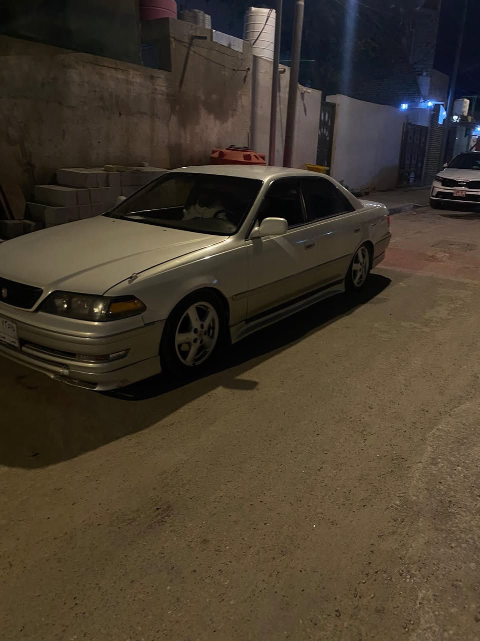 السلام عليكم ، سيارة مارك الفيني مكفولة من كص ونقل كامل الاصوليات، مع زنون ، حدادية جديده ، وتبريد ، سيارة نظيفه ، ادامة كامله گير و محرك بفتي ، رقم انگليزي السيارة باسمي ، السعر ٧٥ وبيها مجال . الموقع البصرة ، الرقم    ***********
