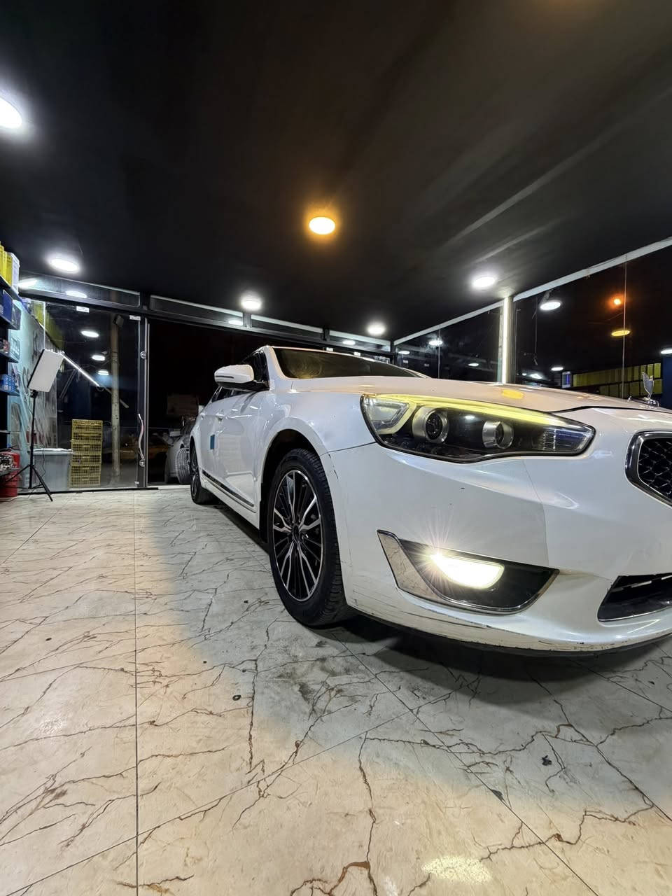 كيا كادينزا 2014 خليجي
جاملغ خلفي صبغ 
والامامي بي طخه مال دراجه 
باقي السياره صافيه 
شواصي لغود تكم قماره حوض كفاله 
بجم زنون كامله شديتلهة عدسات ب٢٠٠ دولار اناره نهار فول
داخل اسود 
كهربائيات كلهة شغاله 
كشن كهرباء 
تبريد ثلج 
راديترات وكمبريسر جديدات 
منظومة مي جديده انسى التنقيص 
كله بانزين محسن اديرلهة ودهن ادينول من الوكيل الي بل منصور 
ماشيه 182 الف كيلو 
مكينه لا تنقيص ولا تبخير امشي بيهة ٢٦٠ ماعليهة شي 
تخم تايرات 
صدر امامي خلفي ويه المشط والبور جديدات 
السياره هواي صارف عليهة  بس السياره دتصير بيهة طفيه ناس تكول كير وناس تكول فيت بم وناس تكول حساس اني نزلت من سعرهة سعر كير كامل والي تعجبه السياره يجيني وبخدمته اني  واذا معجبته اكسبه اخ وصديق … سنويه تنتهي 2029
السعر ١٢٥ وبيهة مجال للشراي 
مكاني بل اسكان قرب كلية المامون 
للتواصل ***********
