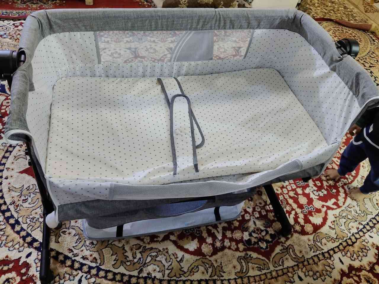 سرير أطفال 
ينفتح جهت الأم
اسلايت يرتفع وينزل
كلش جديد نضافه 90%
سعره 55 وبي مجال 
مكاني  بغداد نهروان 
***********
