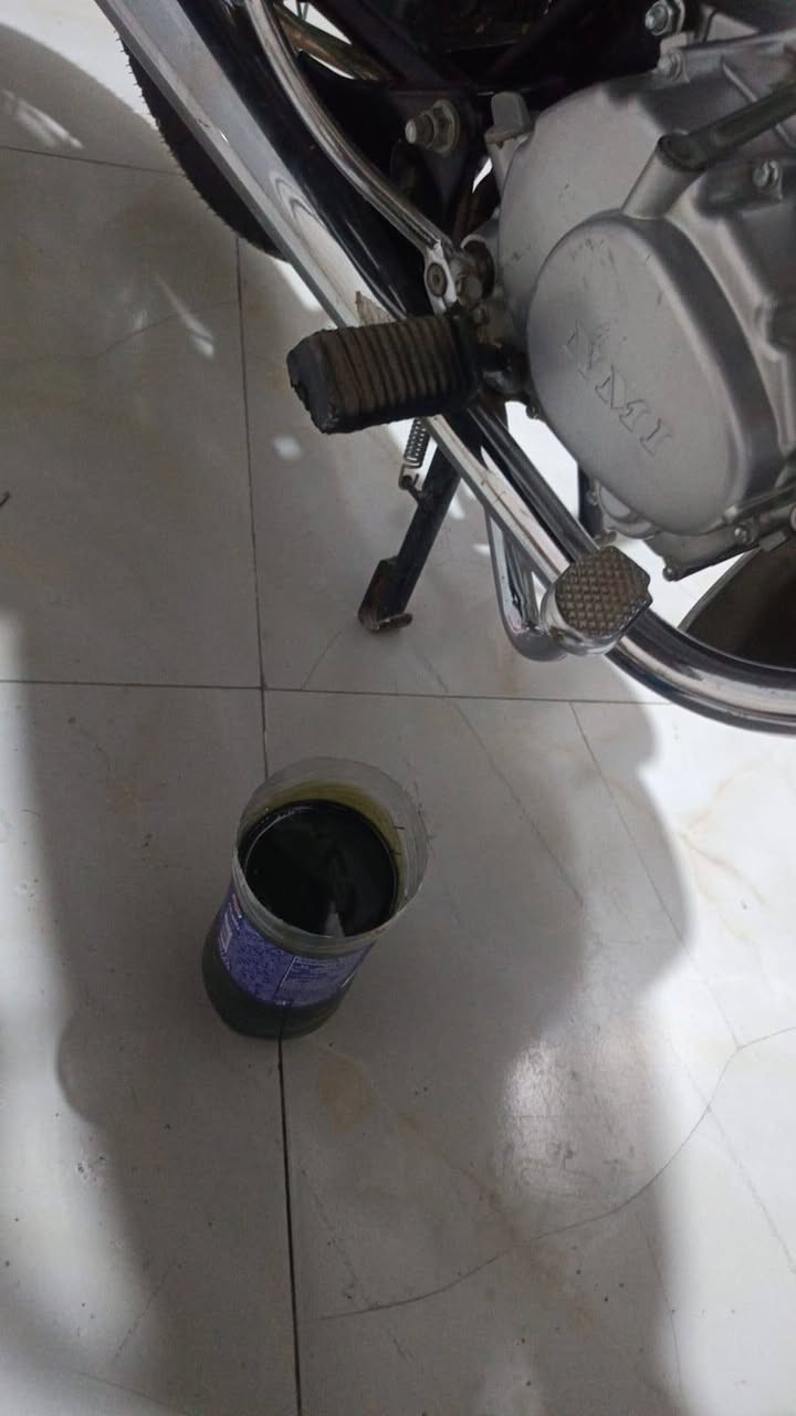 السلام عليكم نامة أصولي  صار شهر من معمرة كلوبات شغال أمامي خلفي باتري موجود وجوزه همه وهاي  اليوم أول تبديل دهن لان ماطلع بيه شاصي ٢٠ أوراق أصولي السعر ٨٥٠ وبيها مجال قليل هذا رقمي للشراي *********** مكاني ناصرية شارع ٣٠
