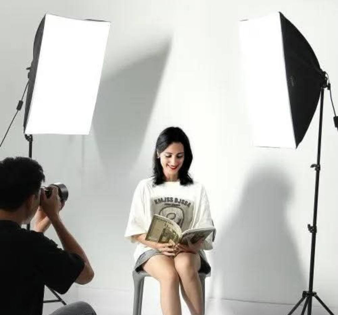 طقم إضاءة سوفت بوكس ​​قطعه  50×70 سم 
/، ٣٨٠ واط، 
مصباح LED 3000-6500 كلفن خاص للتصوير سينمائي 
ارتفاع الاستاند من ٦٨ سم الى ٢ متر،
مستعمل قليل 
السعر ٣٥ الف💐
مدينه الصدر  ***********
