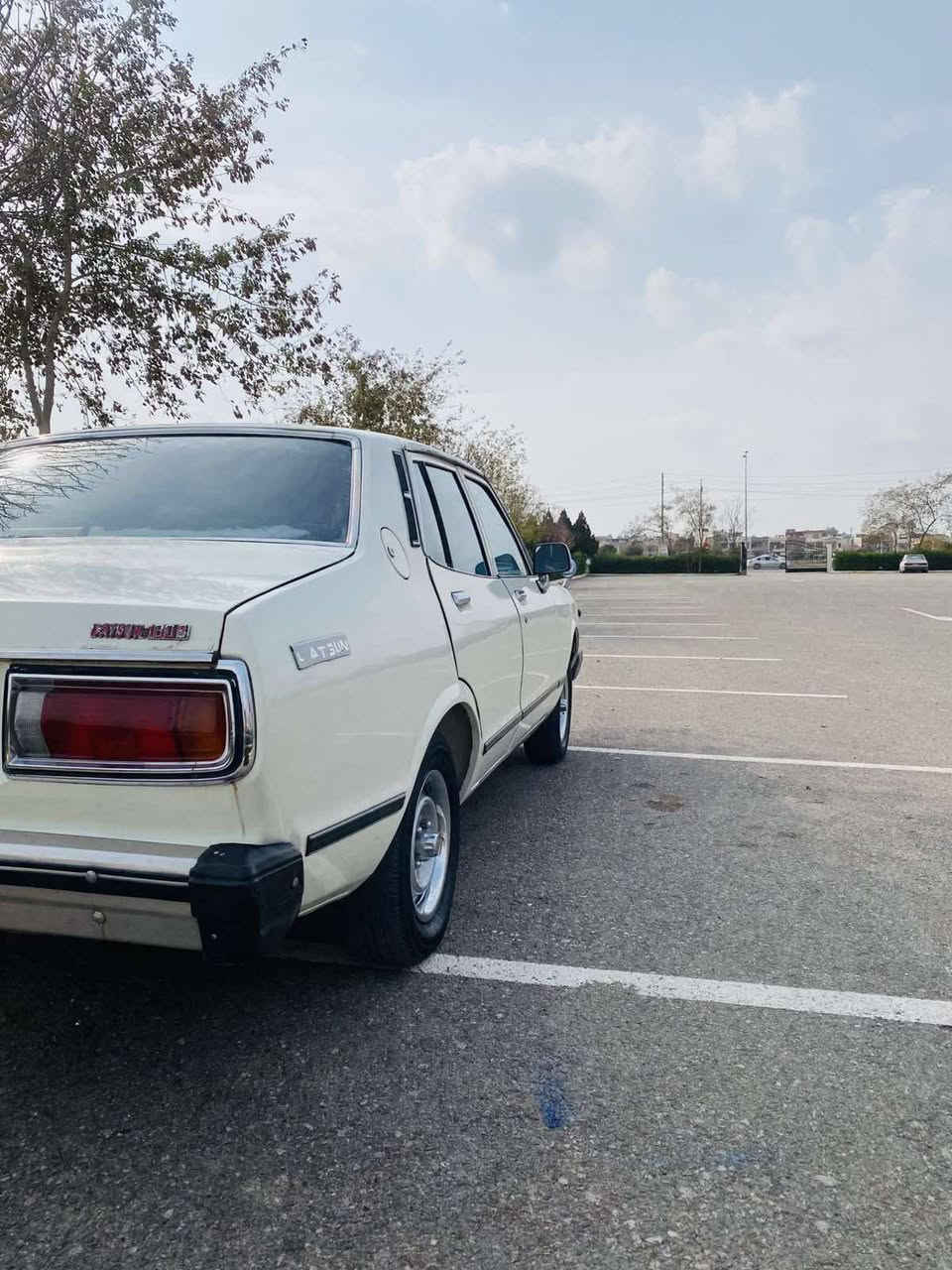 داستون کلاسیک 1979 گێر و مەکینەو تەبرد مەزبوتە تەقە و رەقەی تێدانیە سەیارەکە مەزبوتەو زۆر جوان و خاوێنە چار تایەی نوێیە  بێ دەعم و لێدراوە بەناو دەکرێ سەعێبی مەوجودە   غرامە  و بڕاوە و لێدران و هەمووی بەشەرت نرخی 43 وەرەقە و کەمێک مەجال *********** ڤایبەر واتسەپ أربيل, العراق
