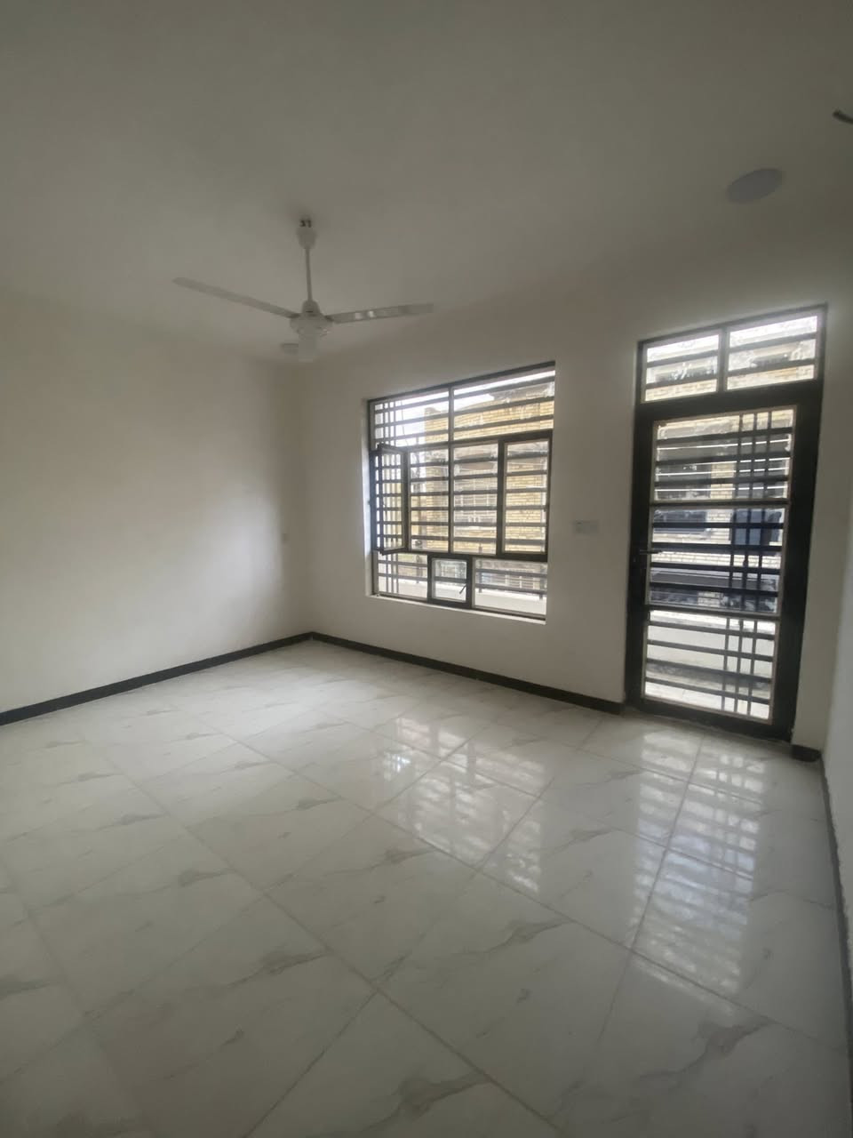 #لدينا_دار_للبيع مساحه 50 متر واجهه 5 ونزال 10  طابو زراعي سند 25 قرار محكمه البيت يحتوي على 2 غرف نوم و بيتونه كبيرة وصاله وستقبال ومطبخ   العنوان بغداد الدورة مدخل البوعيثه مجمع العدل 
هاتف ***********
