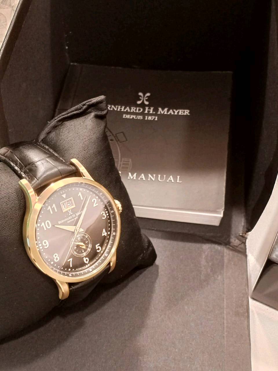 ساعه ما مستخدمه ماركه اصليه 
