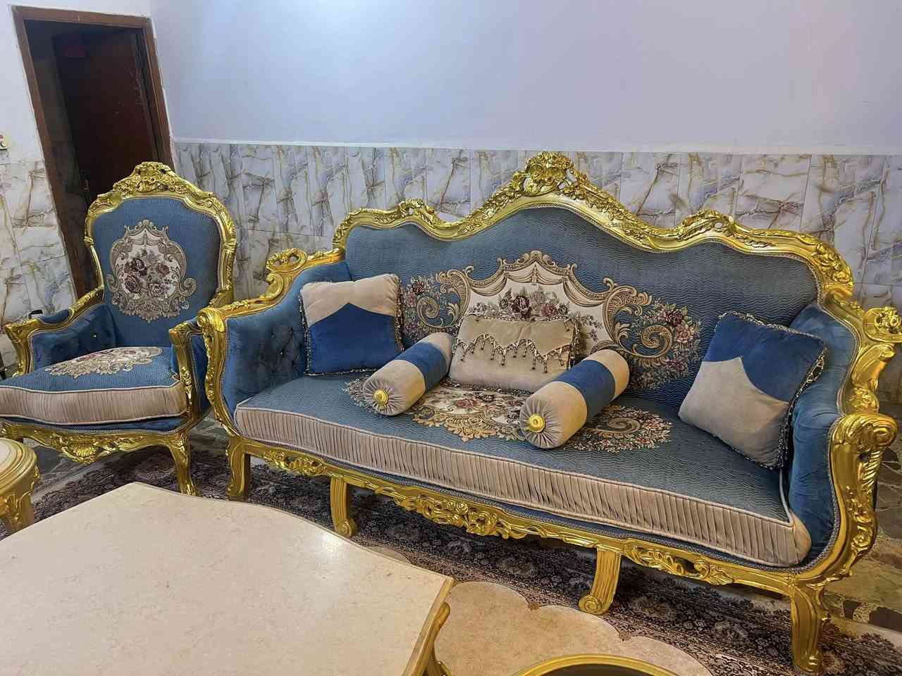 تخم مصري عشر مقاعد مصري نظيف جداً مع ثلاث طبلات مرمر مكانه المنصور السعر ***********
