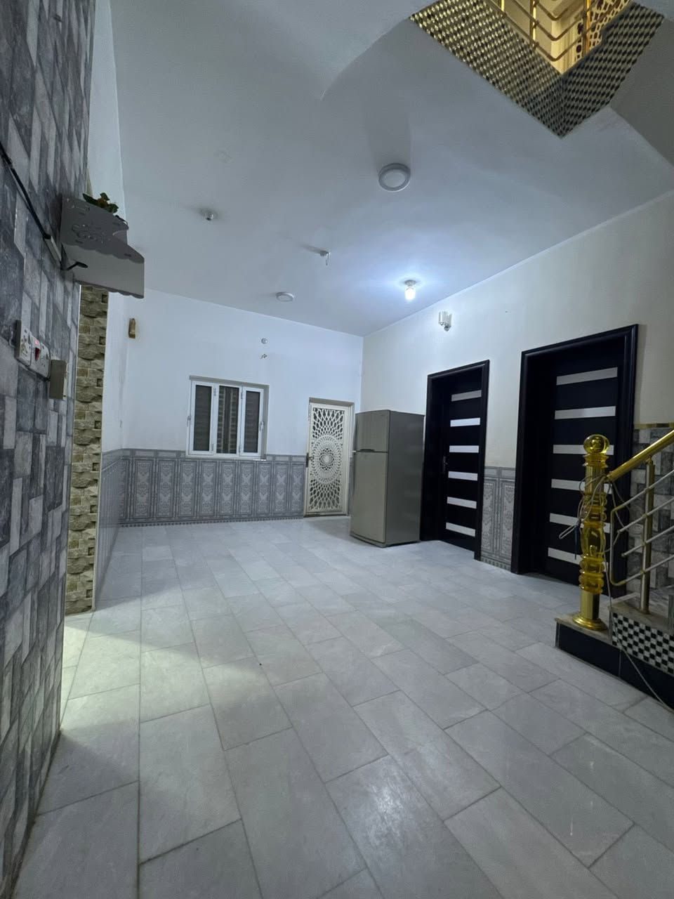 السلام عليكم بيت طابقين مساحة 200 متر …
الطابق الاول : مطبخ حار و بارد و استقبال و صالة و غرفتين و مجمع صحي 2 و تهوية على الطرفين يعني مجموع التهويات 2 …
الطابق الثاني :
صالة و ثلاث غرف كل غرفة لها بلكون و مجمع صحي واحد و سطح صغير …
طابق ثالث :
بيتونة صغيرة و سطح كبير حي المعلمين الثانيه خلف مطعم المراعي الاستفسار اكثر مراجعه مكتب الخير للعقار ***********
