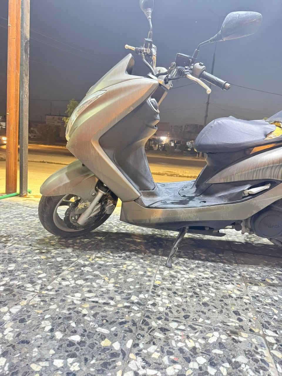 مليون و 600 الف ***********
الدراجة نظيفة جدا وعلى طول السنة الدهن مالتها موتل تخليقي  18 الف التر مالته
