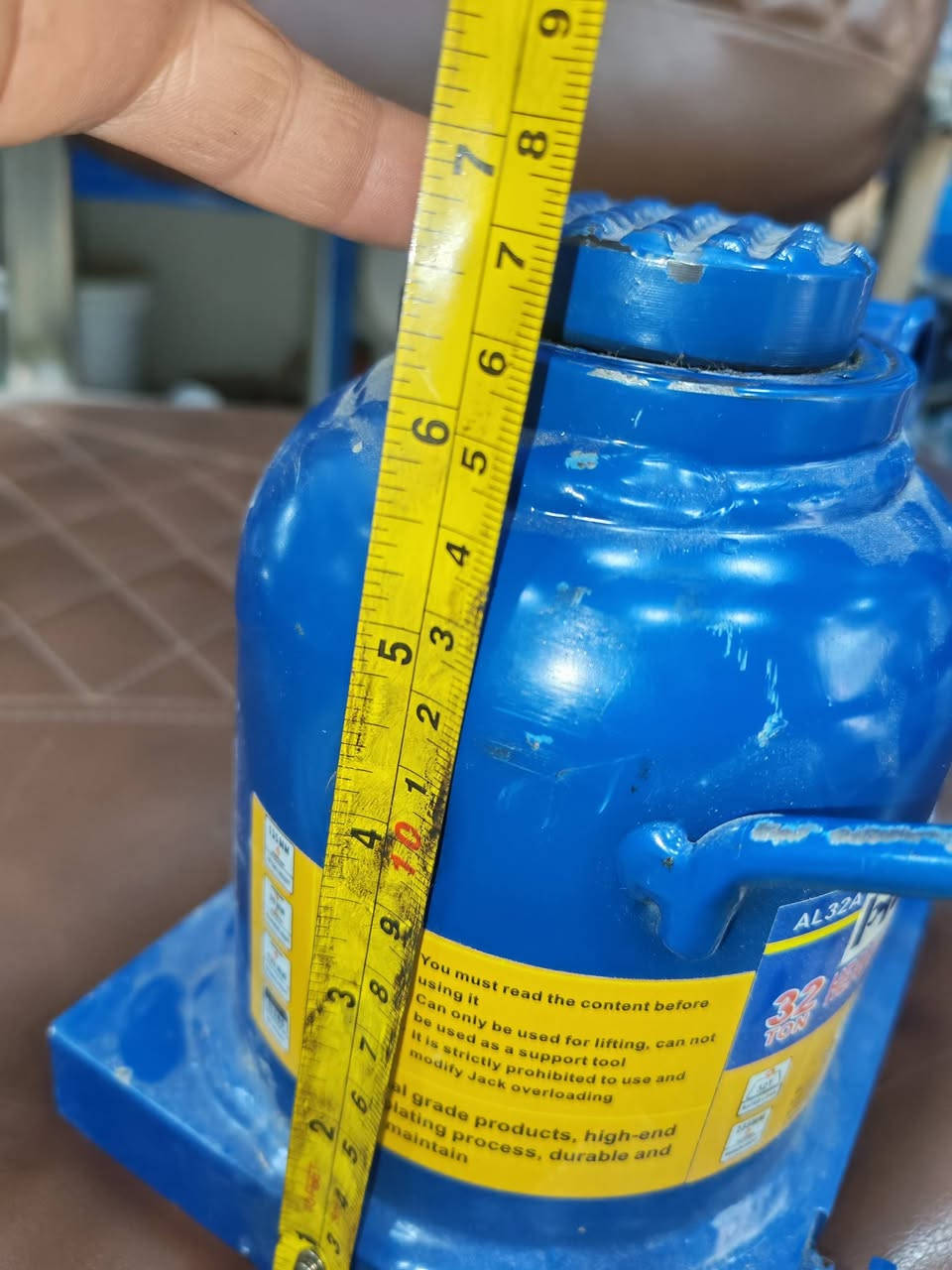 جك يدوي. اصلي   من شركة هونيو   الجك ماركه. اصليه يخص الباصات  والمنشآت  وجميع الظارات الناصيه  الحموله 32  طن  الى  35 طن.  جك يتميز بموصفات  علية الجوده   مع ضمان حقيقي. 5  اشهر   العنوان باب الشيخ خلف كراج النهضه ***********. يوجد توصيل  لجميع المحافظات.
