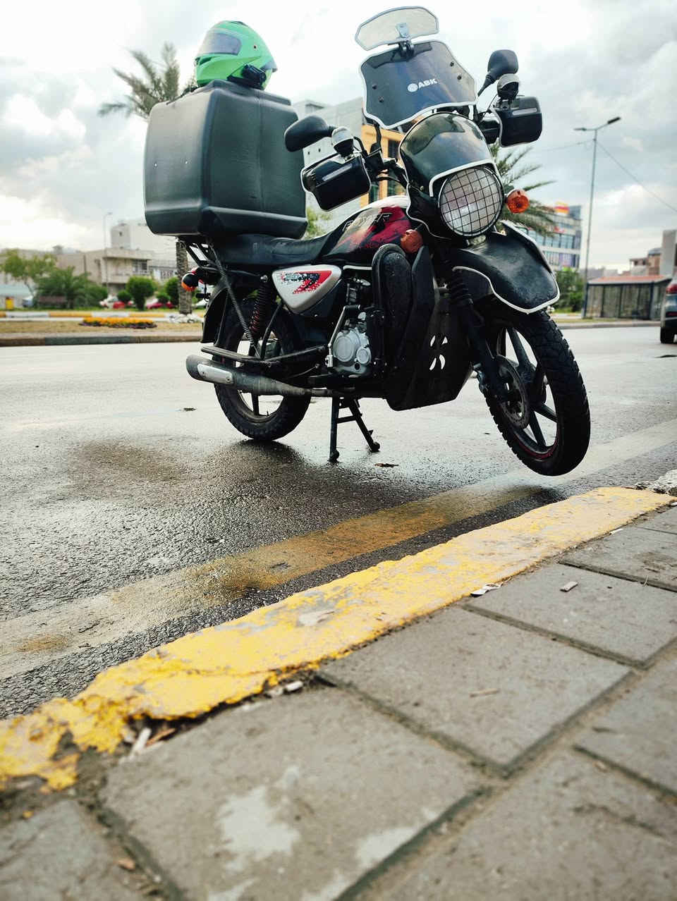 بوكسر موديل2021باسمي رقم وسنويه بغداد دراجه من كلشي كامله مكمله ولكمال لله بارحه اخذت قرار اترك دلفري ورجع دراستي اني وراجع للبيت سطرت المكينه وهسه اريد أبيعها عحطتها لا اجفت ولا شي يجي يأخذها عحطتها قافلها 
***********
***********
الاسيا واتساب بس  
الاثير واتس وخط موجود
