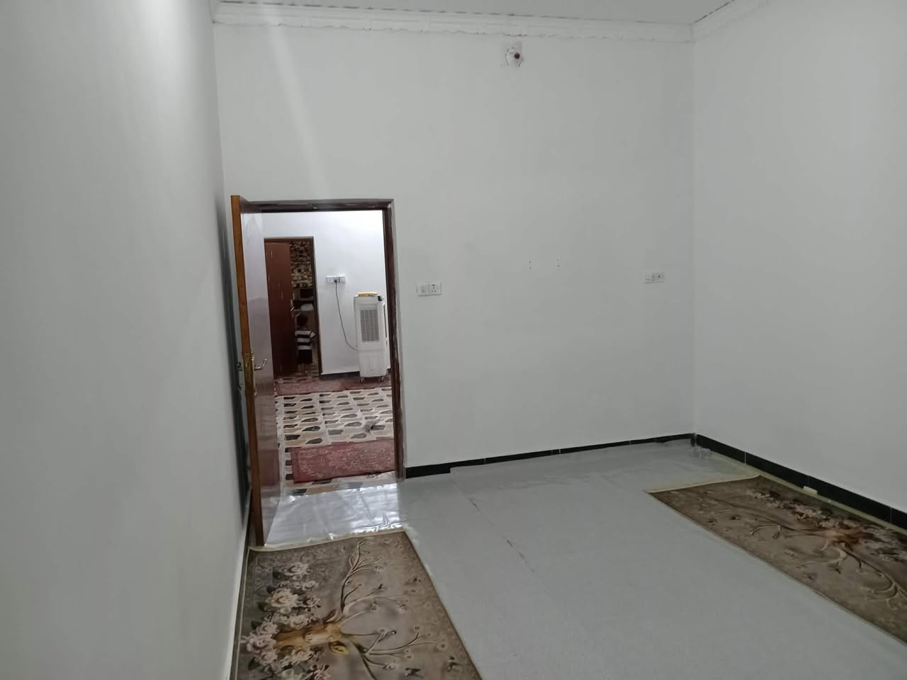 بيت في الشافعية طابو صرف للبيع مساحة 150م طابقين الطابق الثاني بي غرفة كاملة وغرفة وصالة بس سقف عوزهن ، امامك منتزه كهرباء ومولدة وتبليط وإنارة يبعد عن الشارع العام 50 متر بيت كامل ومكانه حلو وكلشي يمك مستوصف مدرسة محلات سوق السعر 78 وبي مجال للشراية للإستفسار ***********
