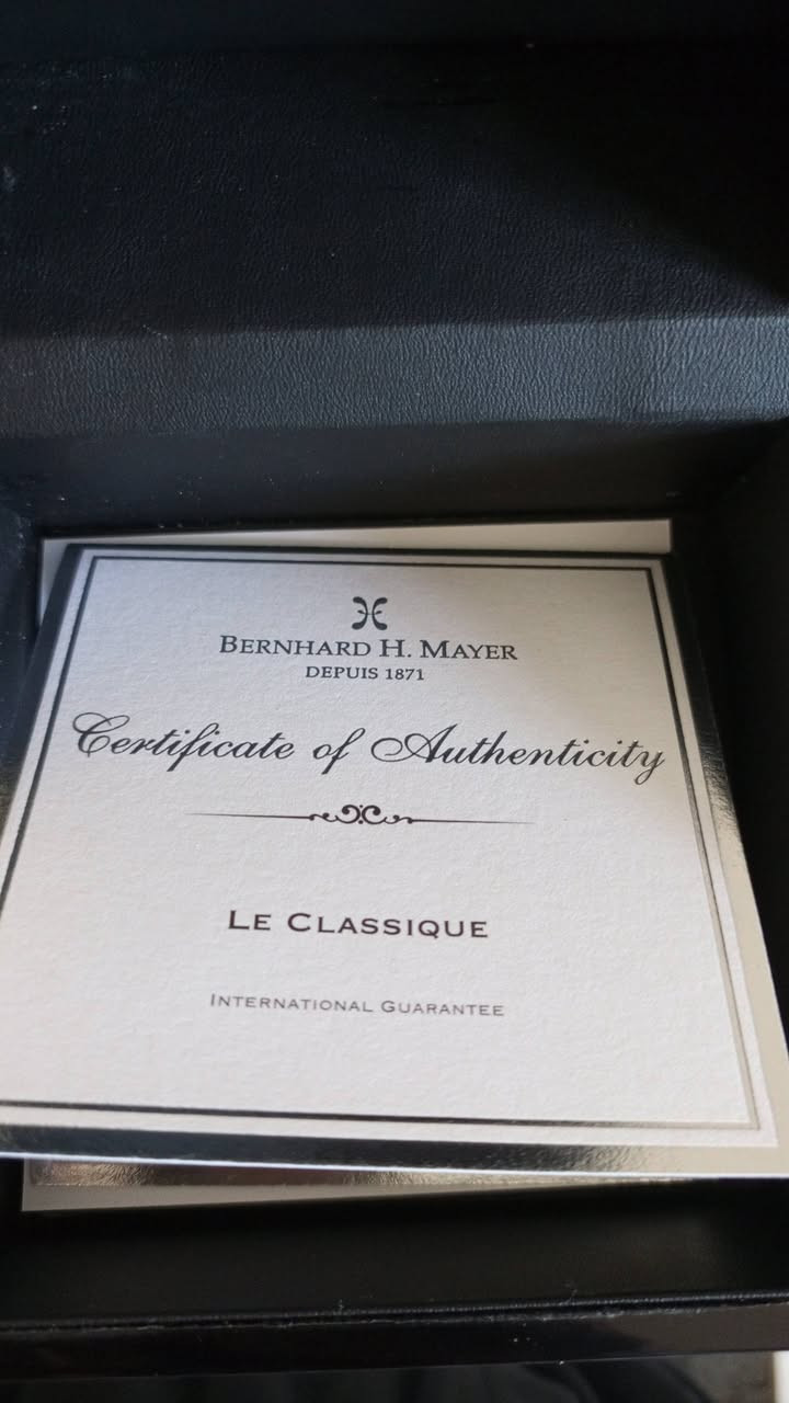 سويسرية الصنع
تتميز بهيكل من الفولاذ المقاوم للصدأ بقطر 42 ملم.
تأتي مع حزام مطاطي أسود وزجاج كريستال الياقوت سافير مقاوم للخدش.
توفر مقاومة للماء حتى عمق 100 متر (10ATM).
تحتوي على آلية حركة كوارتز.
عرض الساعات والدقائق والثواني والتاريخ
نظافه 100/100


**إذا كنت صاحب هذا الإعلان وتريد حذفه لأي سبب، رجاءا أرسل رسالة إلى الدعم الفني**