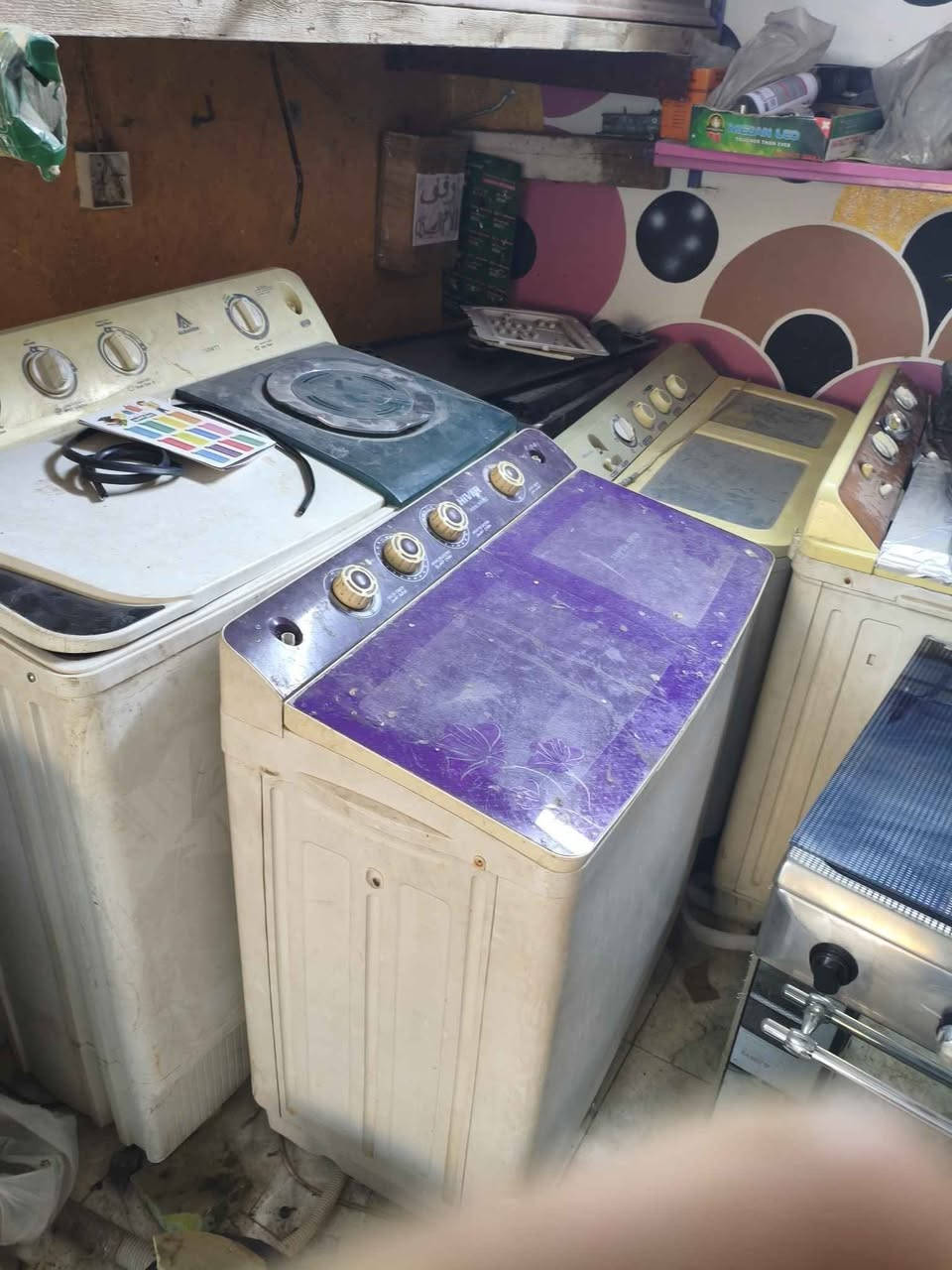 محل للبيع طباخات وغسالات بي غراض كلش هواي صواني وجام وسوبايات المحل كله تبيعه سلعه وحده الي ايريده راسلني واني بخدمته  رقم الهاتف *********** النجف, العراق
