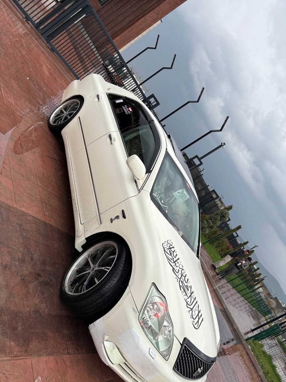 شاهینە بڕاوە بڕاوە 2005 ڕۆیاڵە
180 بچوک بانزین ناخوا هەر سەیارەیەکی پاکو ڕێکو پێکە لەرەسمەکان جوانترە 
سێ دووگمە پەردە
ماشاللە بەهەڵمەتە 
چوار پارچەی بۆیاخە و سەقفەکەی تۆزێ تەرزەی هەیە ئەویش شایەنی باس نیە 
سیعری ٤٦ مەعمەلەیە کەم 
*********** حلبجة, السليمانية
