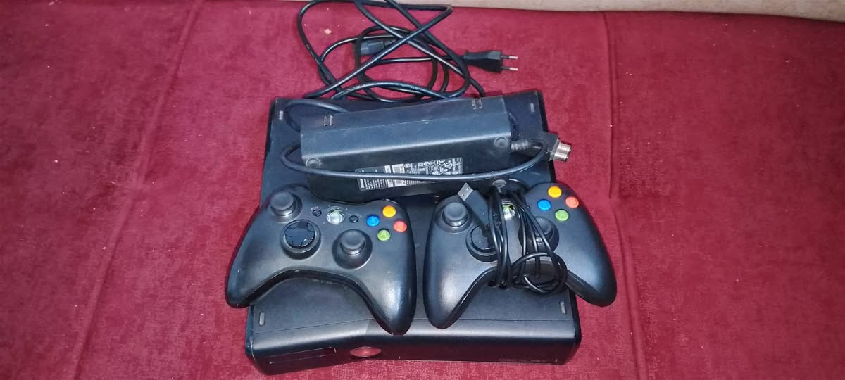 اكس بوكس 360 للبيع يده عدد 2 

كامل كلشي مابي  بي 99 لعبه السعر 100 وبي مجال الاتصال على الرقم ***********
