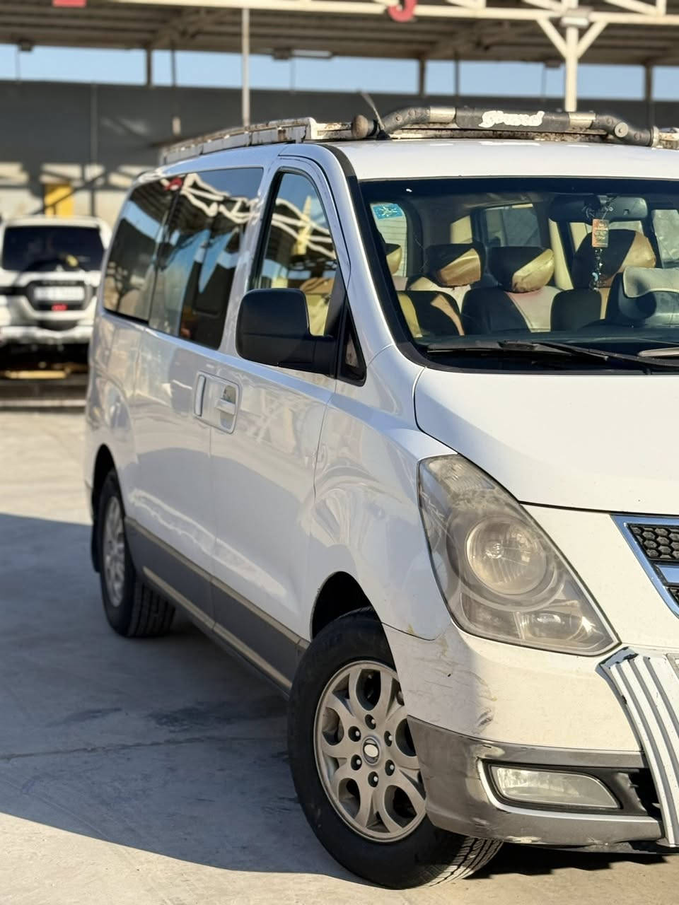 السلام عليكم سياره ستاركس موديل 2016 بسمي السياره تحويل ثاني يوم السياره نضيفه وخير من الله وجاهزه مابيه نقص مكينه وكير مكفولات وتبريد ثلج كهربائيات كله جاهزه مستعجل على بيعته للأستفسار الاتصال او المراسله على هذا الرقم *********** مكان السياره واسط كوت
