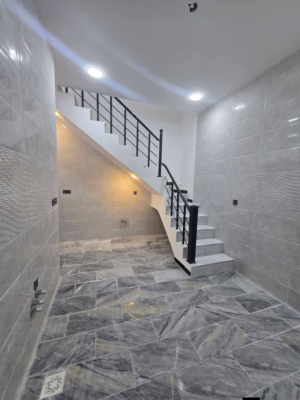 50م²  للبيع واجهة 6 ضلع منفصل

   يحتوي البيت على 3 غرف نوم 
وصحيات عدد 2 بناء حديث درجة اولى 2026
حي الجهاد ديوان المخابرات موقع ممتاز 

  * تتوفر عروض اخرى بأسعار ومناطق مختلفة *

للأستفسار : مكتب سومر للعقار 🏛️ حي الجهاد الضباط 
*********** 📞 ابونمر بغداد, العراق
