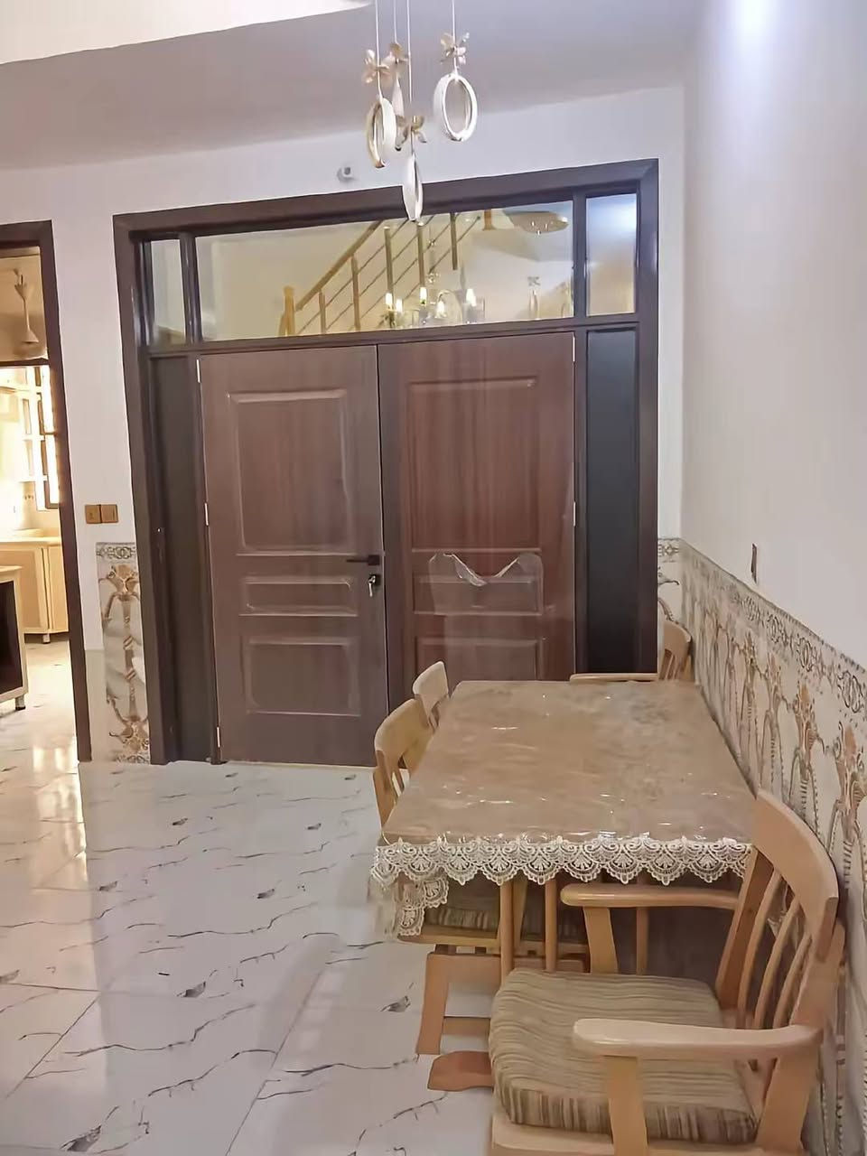 بيت 100 متر بكربلاء حي العباس بناء درجه اولى طابقين يحتوي على 3 غرف نوم و أستقبال و صاله و مطبخ و صحيات طابو زراعي سند 25 تحويل مباشر من صاحب السند {{ السعر 140 مليون }}
 للأستفسار *********** واتساب علي سلام
