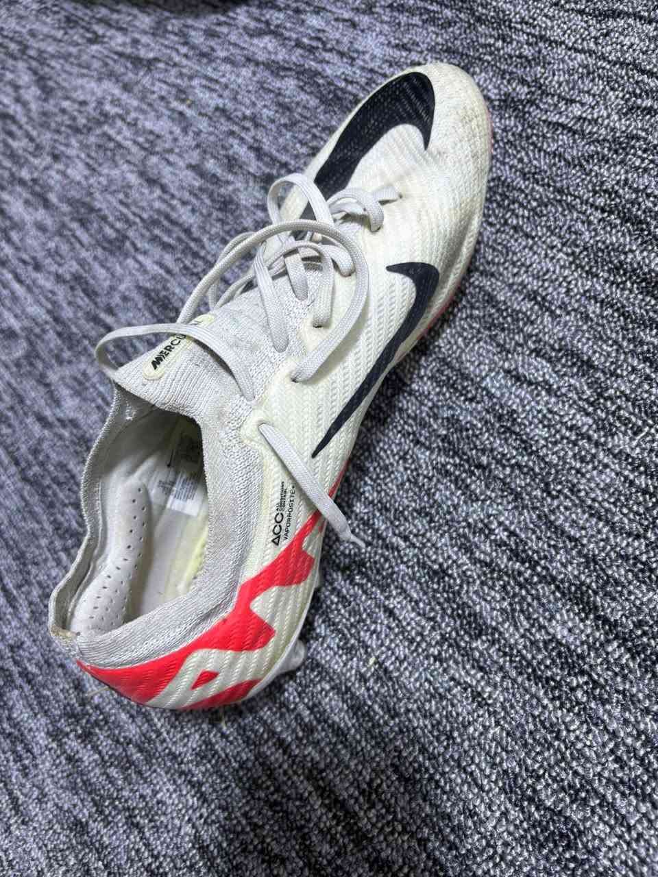 احذية بالة واحد قياس 43 قالب اصغير والاثنين قياس 44 قالب صغير سعر القطعة ب30 للتواصل ***********
