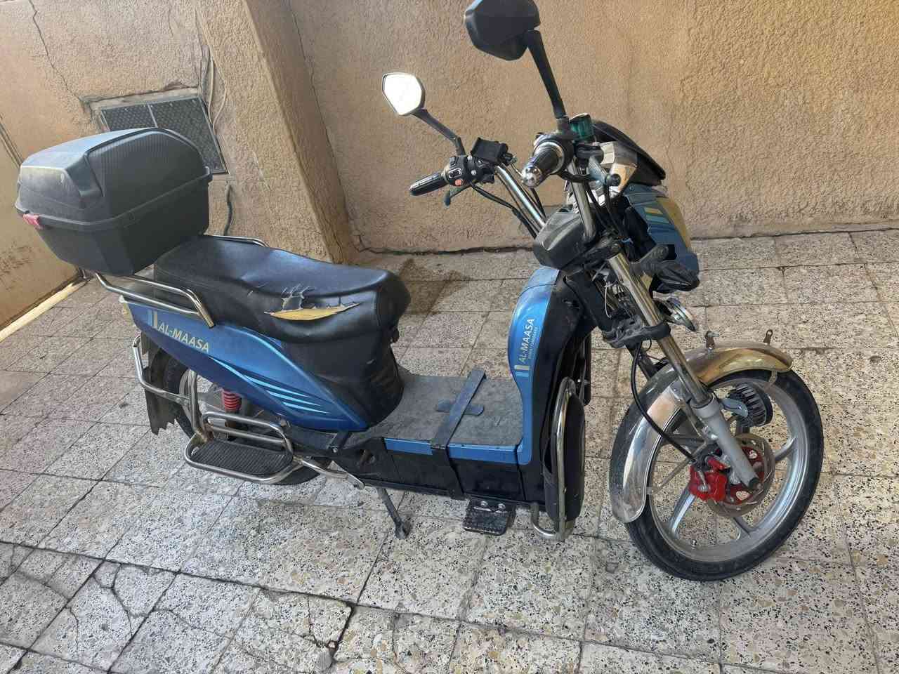 السلام عليكم  دراجه شحن نوع الماسه
الحاله مستخدم 
البطاريات الويلي 32 امبير صار 5 اشهر من شديتهن يعني نص عمر 
السعر 400 وبي مجال شي بسيط 
***********
