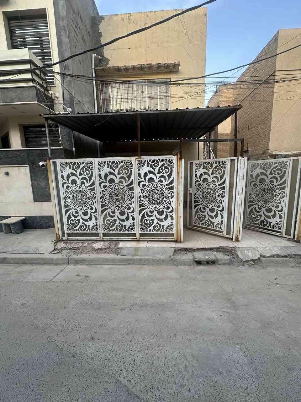 دار كلاسك طابق ارضي للإيجار 
البنوك حي البيضاء خلف مرطبات الصفصاف  
يحتوي الدار عل مطبخ وحولي وغرفه نوم وخدمات 
للاسفسار ***********
