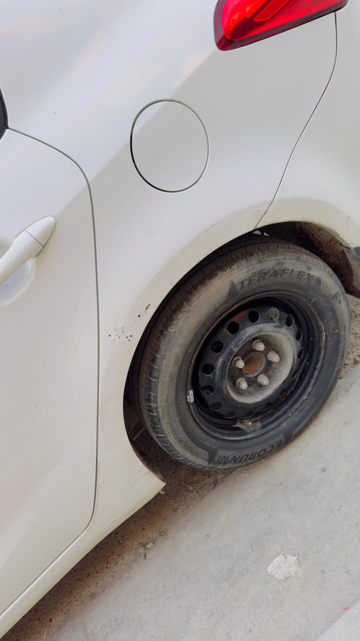 السلام عليكم كيا سيراتو موديل 14 خليحي
محرك 1800 سياره بدون صبغ 
ضررها جاملغ سايق وعكس السايق بارد 
سعر 115 
العنوان بغداد
***********
