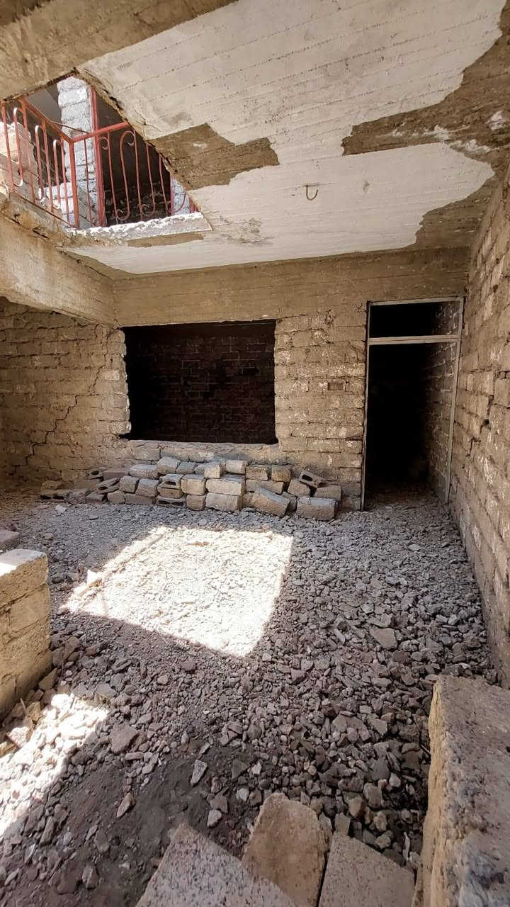 السلام عليكم 
يوجد دار للبيع في منطقة باب جديد من يم جامع العمرية 
الدار  يتكون من غرفة أرضية ٤ × ٦ 
وغرفتين 
بالطابق الأول 
٤ × ٣
وبيتونة بالسطح 
٣ × ٣ 
مساحة البيت بالسند  ٦٧ ونصف 
وبأسمنا 
ملك صرف
تم تقشيط الدار بالكامل 
والبناء صبة وبلوك
ويعتبر هيكل 
وأنا أبيعه على وضعه 
وبسعر  أرض 
وللعلم حساب الماي صافي 
وحساب الكهرب صافي
ويوجد سند طابو  ٢٠٢٦ 
 
وسعر  البيع  (  ٢٧ مليون )

وهذا رقمي أنا صاحبه 
***********

وهذا رقم مكتب دلالية 
***********
