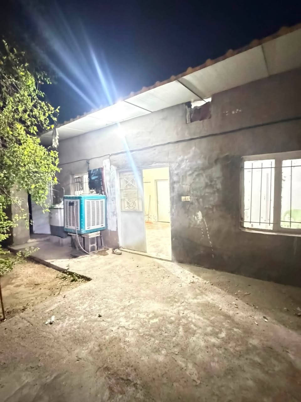بيت بحي الحيكم مساحـه 170متر (طابو 25)مشمول بلتطويب بنزله التمايمه مقابيل المدرسه بلفرع بناء غرفتين نوم وصاله ومطبخ وحمام داخلي وصحيات خارجي بناء بلوك غرفتين عكاده والهول النطبخ سندويش بي تروك ثنين البيت كلش نفه واسع فقط يحتاجله ترتيب البيت كله صابغته ومرتب باقي بس غرفه جبيره يحتاجله تكشير وصبغ ( (السعر 21))وبي مجال بسيط للشراي  
رقمي ***********

