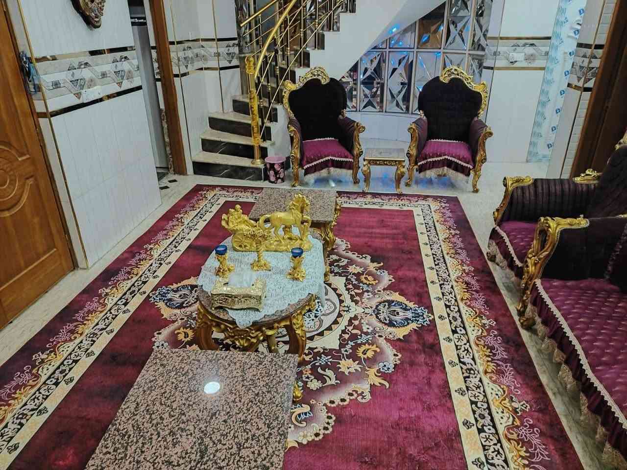 السلام عليكم دار للبيع في بغداد حي آور قرب مؤسسة المصطفى و خلف محطة المرتضى خلف الشارع التجاري مباشرتاً المساحة 150 متر طابقين الواجها 10 و النزال 15 يتكون الدار من 4 غرف نوم الطابق الأول يتكون من استقبال و مطبخ و صالة كبيرة و غرفة نوم و و صحيات الطابق الثاني يتكون من 3 غرف نوم معى صالة كبيرة صحيات للإستفسار أكثر اتصلو على الرقم ***********.
