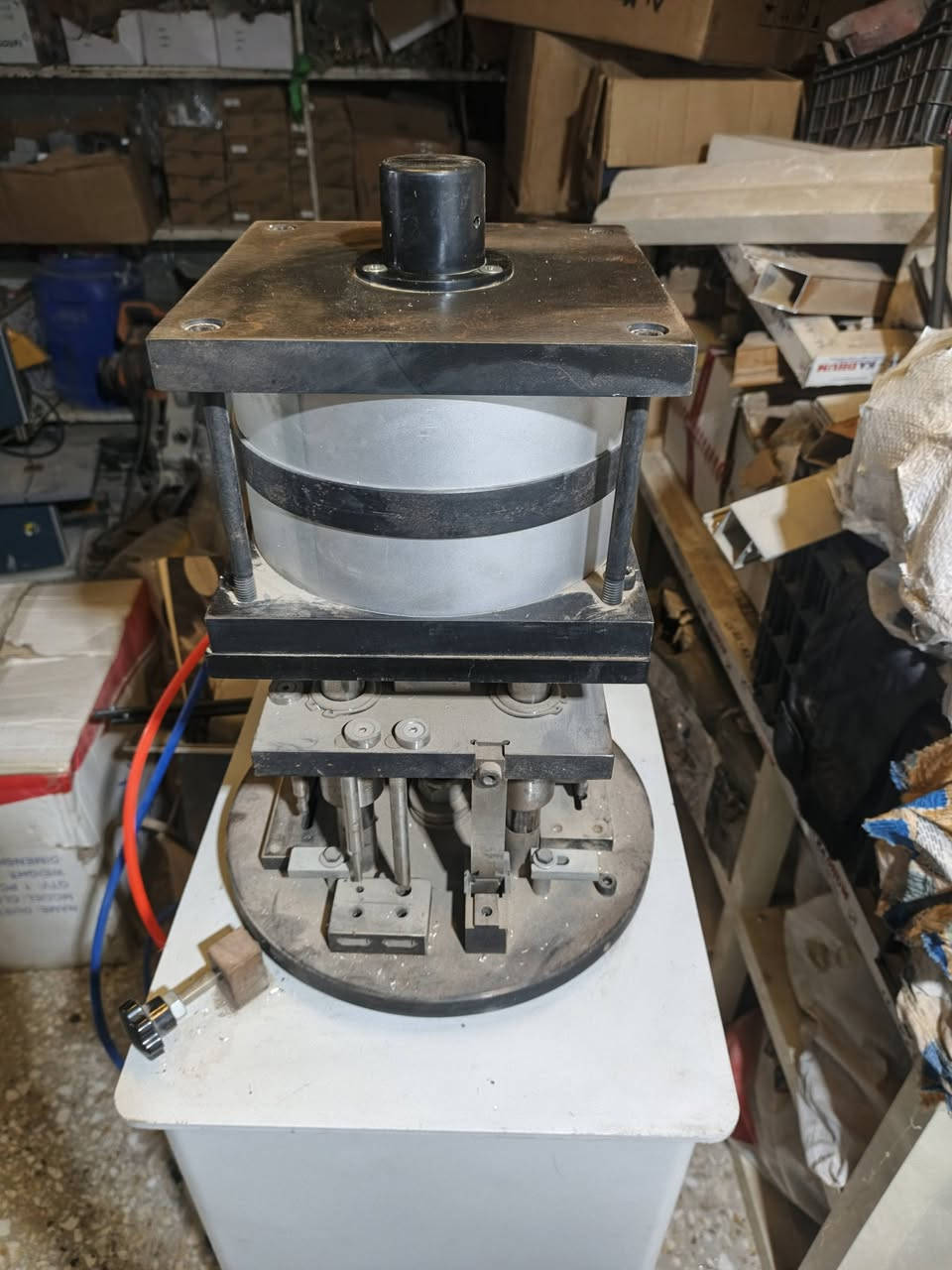 السلام عليكم
ثاقبة تفريز للبيع
٥ حركات جديدة استخدام كلش قليل 
السعر : 600 دولار وبيها مجال للشراي
للاستفسار:***********
