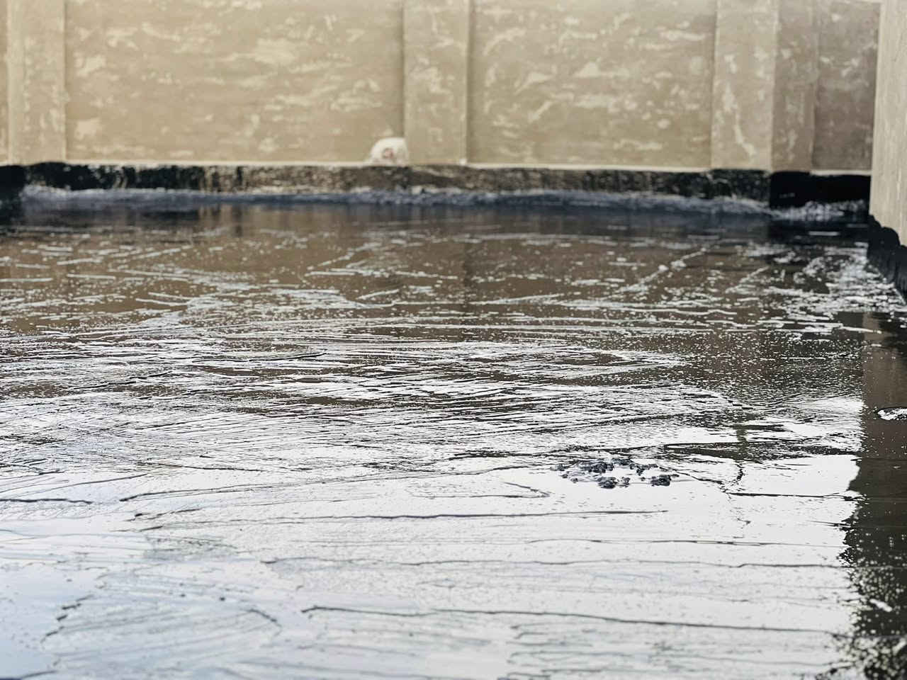 بسم الله الرحمن الرحيم 
لتكيير الاسطح والبتلوات بأنسب الأسعار 
سعر البرميل ٦٥الف دينار مع  الضمان 
للاتصال:***********
