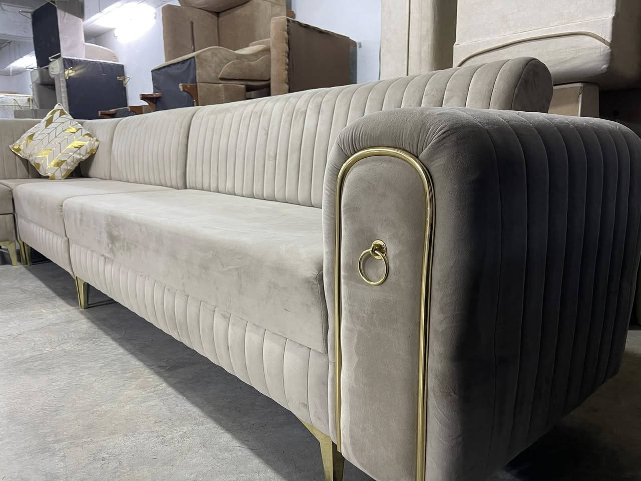 L
هاتینەوە بە ئێڵێکی 11 نەفەری 

فول دەست کرد دیزاینی کۆمپیتەریە 

شتێکی تایبەت و ناوازەیە %90بە لۆکی ماوە

ژم***********
