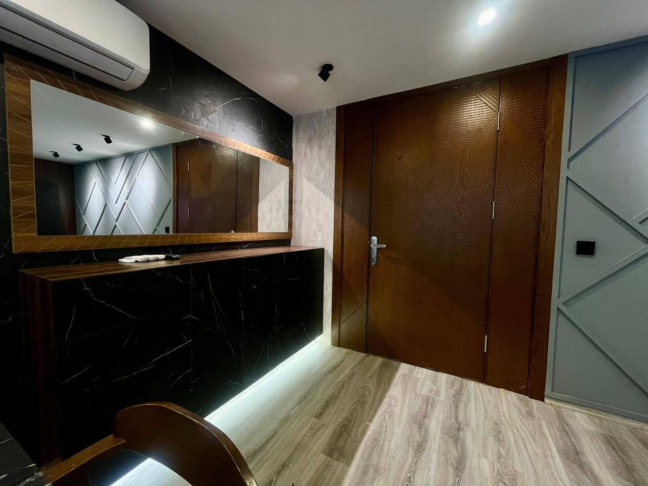 ✨ فرصة ذهبية للسكن الفاخر ✨

🏡 شقة ثلاث غرف وصالة للبيع
📍 في المربع الذهبي – مجمع لايف تاور

⭐ شقة جاهزة للاستلام الفوري
⭐ ديكورات كاملة بتشطيبات فاخرة جدًا
⭐ إحساس خمس نجوم بكل التفاصيل
⭐ مساحة واسعة 189 م²

📌 موقع مميز جدًا
⏱️ 5 دقائق عن بارك سامي عبد الرحمن
⏱️ قريب من مجمع إمباير

💰 سعر مناسب جدًا قياسًا بالموقع والمواصفات

📲 للتفاصيل والمعاينة تواصل واتساب:
***********
