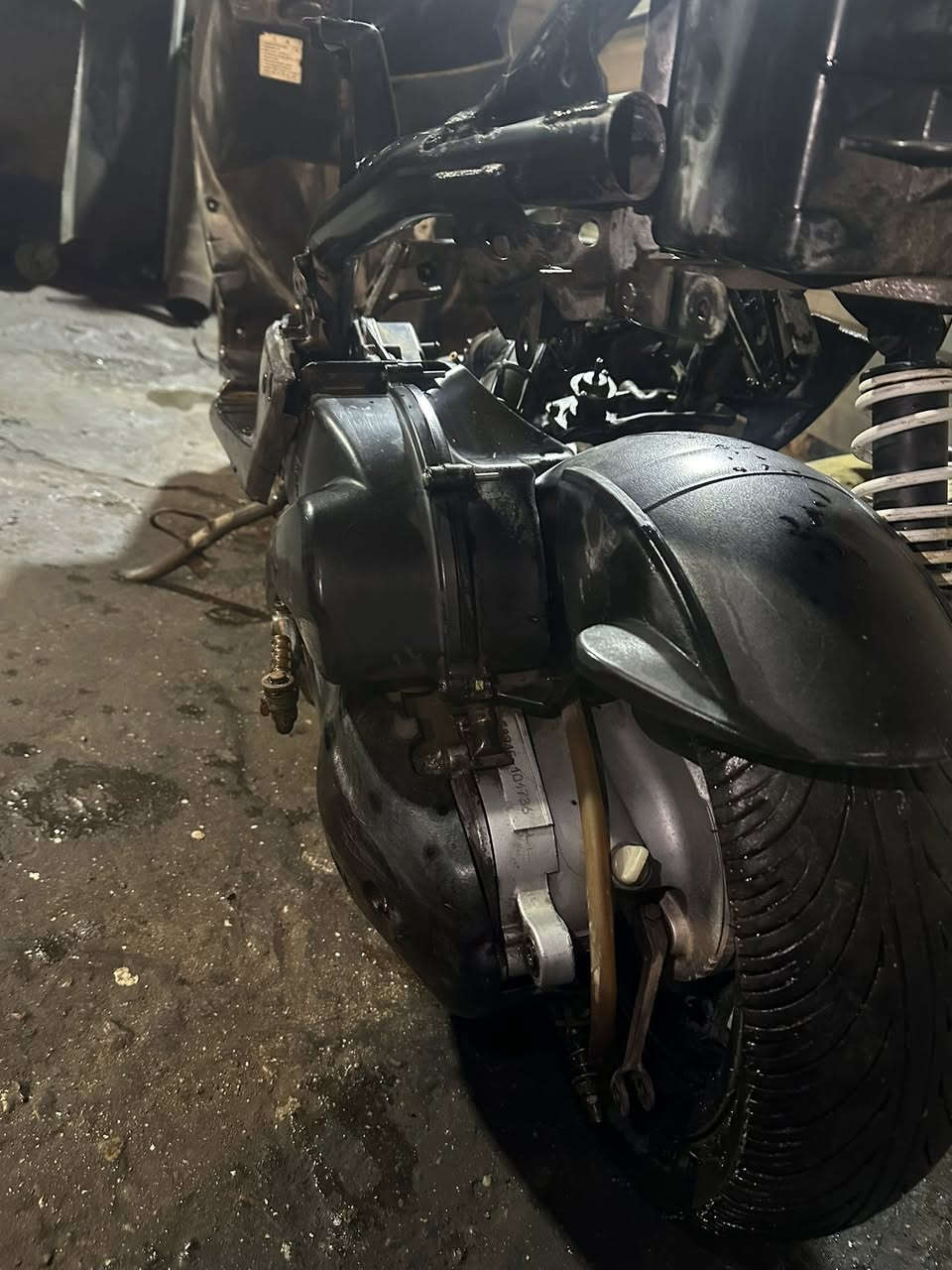 السلام عليكم 
شاصي سكنس فحل ومكينه شغاله نقص كابريتر وصالصه 
وسوادات وضفيره ابيع كوم حديد  
مكاني بغداد الشعله 
السعر٢٢٥
***********
