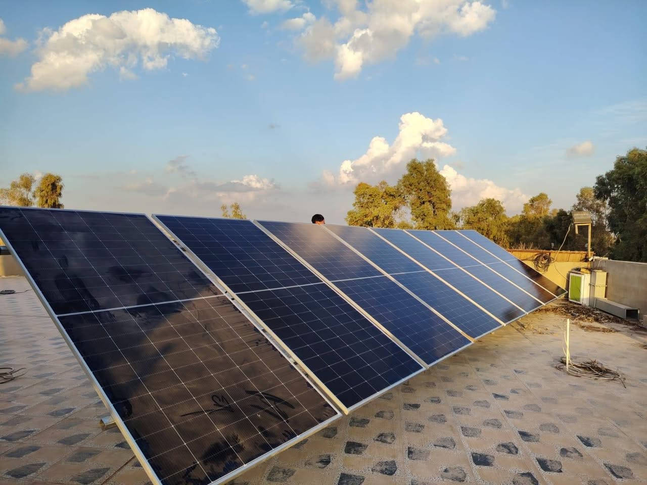 ☀️ شركة النور الهندسية للطاقة الشمسية ☀️
التميز في الأداء.. الرقي في التصميم
نبارك لأهلنا في (كركوك منطقةليلان) تنصيب منظومتهم الجديدة، سائلين الله أن يبارك لهم فيها ويرزقهم خيرها.

إذا كنت تبحث عن الجودة، الكفاءة، والجمال، فنحن خيارك الأول. تم تجهيز المنزل بمنظومة ذكية توفر:

⚡ 15 أمبير نهاراً

🔋 15 أمبير ليلاً  بالتناوب مع الكهرباء الوطنية 

🔄 تناوب ذكي تلقائي مع الكهرباء الوطنية.

🛠️ المواصفات الفنية (مكونات عالمية)
الجزء التفاصيل والمميزات
الإنفيرتر Marvel ذكي (6KW) -  (ضمان سنة).
الألواح (Bifacial) - وجهين بقدرة 615W، مع 16 بازبار لأعلى امتصاص. العدد 8
البطارية ليثيوم Marvel 16KW) - عمر 8000 دورة، ضمان 7 سنوات، شاشة ذكية.
الهياكل حديدية ثقيلة مقاومة للصدأ ومصممة للظروف الجوية الصعبة.
التوصيلات كابلات DC أصلية (4 ملم) مع وصلات MC4 المخصصة.
🎁 عروض خاصة بمناسبة افتتاح موقعنا الجديد!

🛡️ ثقة | أمان | استفادة ⚡

📍 العنوان: الحويجة - قرب الدفاع المدني. 👷‍♂️ بإدارة: المهندس علي حسين.

📞 للتواصل والاستفسار:

اتصال: [***********]

واتساب: [***********]
