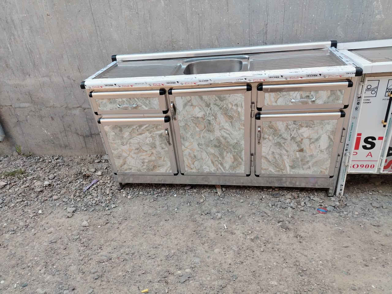 كاونتر مترتين  3 قطع  
سنك متر و60 
اخو الجديد 
استفسار 
***********
بلد شارع الامير
