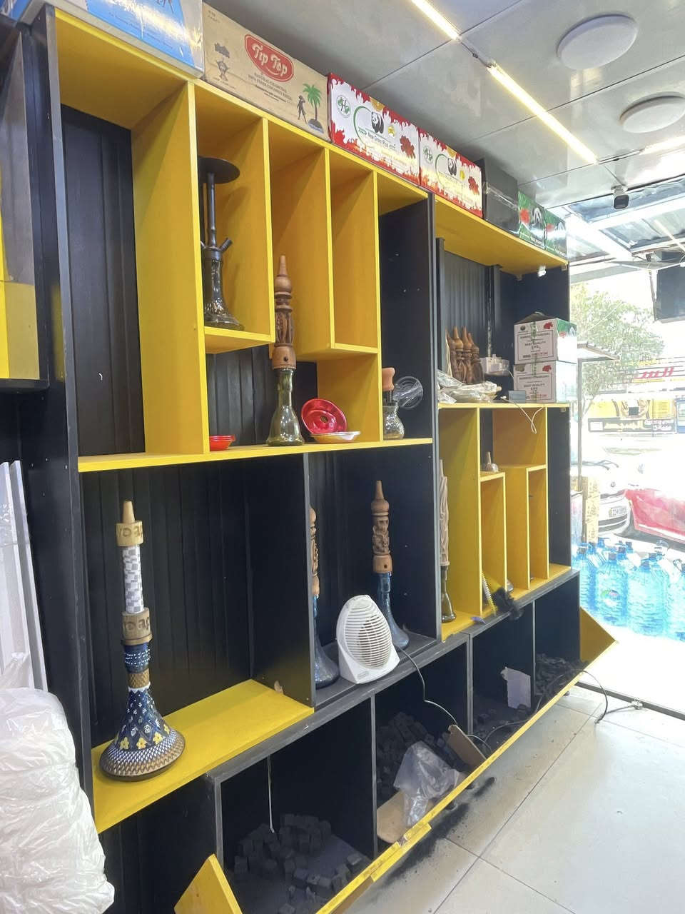 السلام عليكم رفوف  نراكيل كامله ألي بل صور وميز عدد 2 وميز مال معسلات هوه وغراضه كاملا للبيع عنوان كركوك طريق بغداد الأتصال عل رقم (***********)
