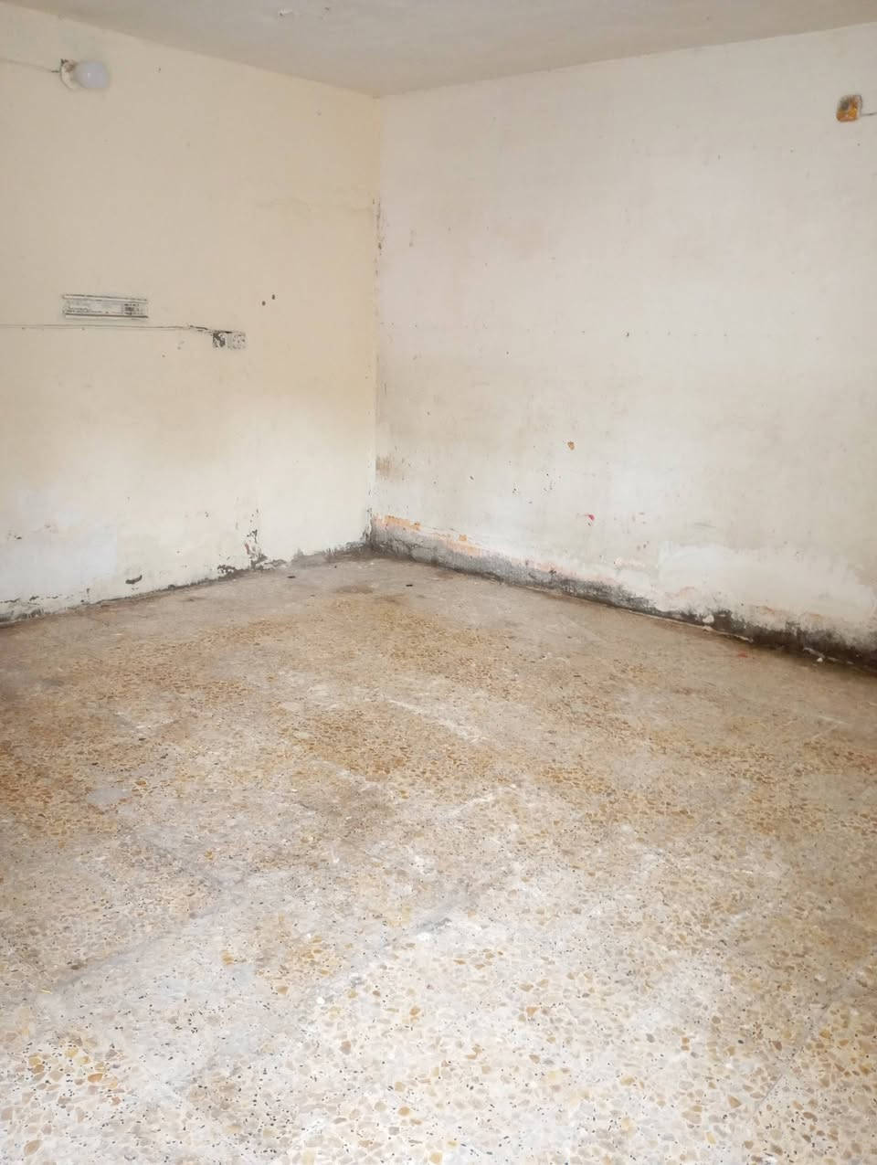 السلام عليكم مشتمل للايجار غرفتين نوم استقبال وملحقات الحسينية قرب مستشفى التركي واتساب ماسنجر ***********
