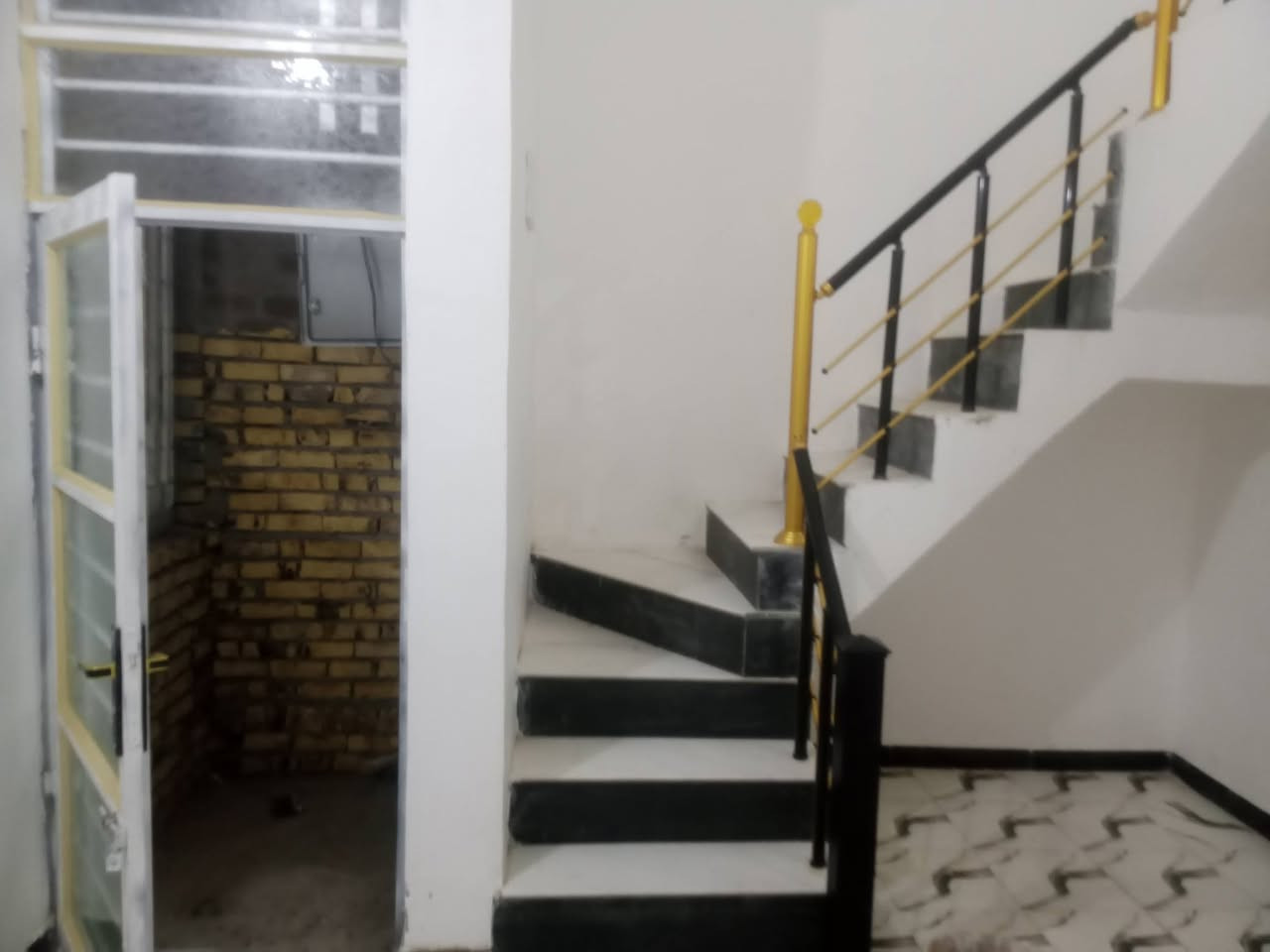 سلام عليكم بيت طابو زراعي سند ٢٥ ١٠٠متر بأبو غرق حي هيثم الجبوري اول شارع وجه على الطابو بيت جديد وجاهز من كلشي بيه غرفت نوم واستقبال ومطبخ وهول وصحيات داخليه وخارجيه مثل ماواضح بل صوره البيت صاله شهر من خلص هستوه طالع منه الخلفه وعلى التبلط مباشرتنا واي استفسار خاص او اتصال هاتفي ***********
