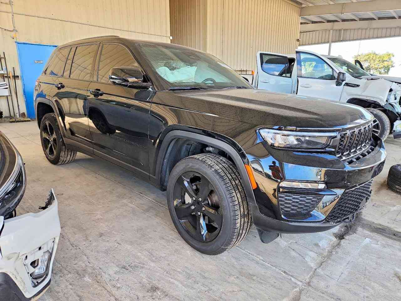 السلام عليكم جيب كراند شيروكي لمتدد موديل 2025 حادثها موضح بالصور مشحونه لعمان توصل يوم (25/3/2026) يعني بعد شهر توصل تشتغل السياره عمان خمسه راكب ماشيه (10000) تدخل شهداء او حره السعر واصل بدون كمرك تصليح او كمرك ب($22:300) بشدتتين 23 ورقه للاتصال ***********
